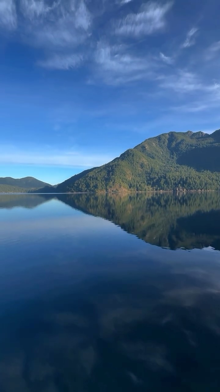 Lake crescent Washington - Spruce railroad trailhead
Some places just steal a little piece of your heart. About 3 hours from Seattle and absolutely breathtaking. Next time: full bike loop around the lake for sure. Highly recommend ✨
Seattle’a yaklaşık 3 saat uzaklıkta ama insanın aklını orada bırakan bir yer. Doğası, sessizliği, rengi… insanın ömrü düşer. Bir sonraki sefere kesinlikle bisikletle gelip etrafında tam tur atacağım. Gözüm kapalı tavsiye ederim 🏞️🚴♂️
#lakecrescent #washington #travel #roadtrip #lake