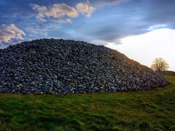 Memsie Cairn is a fragile piece history in #fraserburgh Aberdeenshire. Given it likely dates to 1700 BCE, and is made of relatively small stones, it’s amazing it has survived. Informally protected for millennia and now protected and managed by @histenvscot #tombtuesday