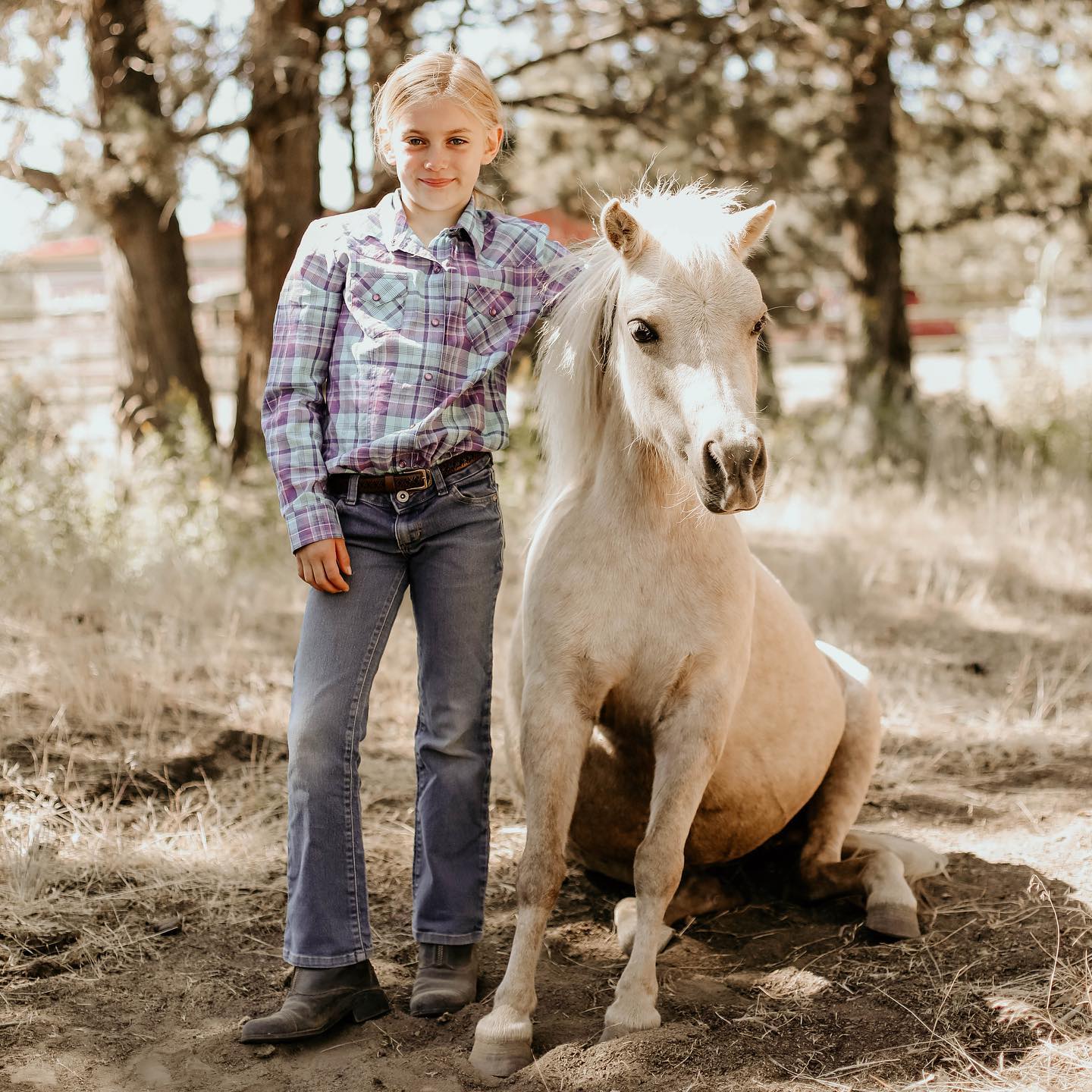 Sit. Good pony. 😉
Tinker and Quinlyn, age 8. 💫 Follow to see more photos of kids and awesome ponies ✍🏻 Comment if you love this cute little palomino!
💌 Message if you have questions about anything horse
🌈 Share if you think this is a pretty cute little sit!
#agirlandherpony #shettypower #horsetricks #libertyhorsemanship #libertyhorse