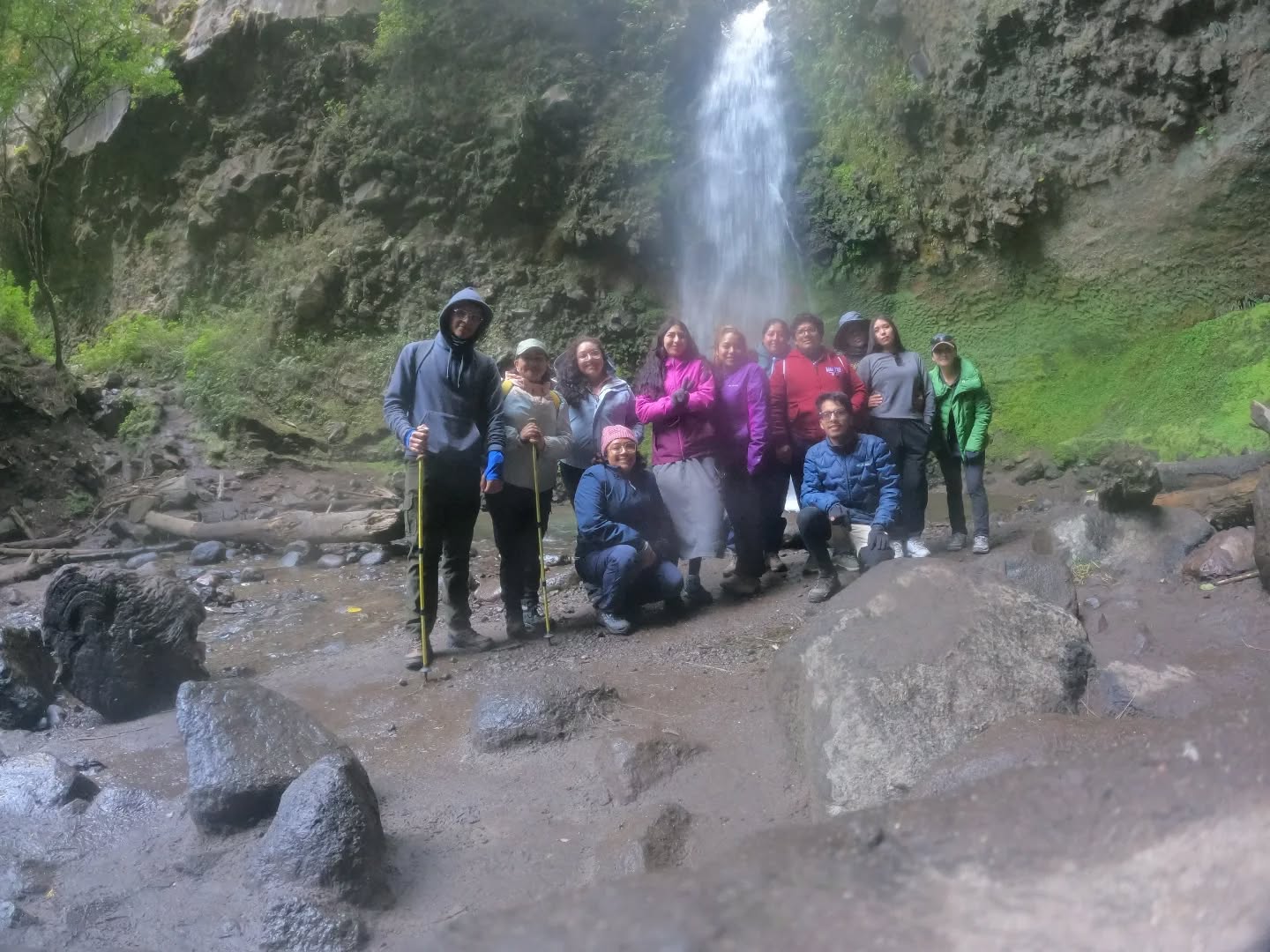 A veces, lo único que necesitas es un respiro de aire fresco. 🌲✨
Hoy nos escapamos a la Cascada de la Burbuja y confirmamos que la naturaleza es la mejor terapia. El grupo de hoy disfrutó de una caminata relajada, paisajes increíbles y esa paz que no se encuentra en la ciudad. 🧘♀️⛰️
Gracias a nuestro equipo de hoy por la confianza y la buena vibra. ¡Regresamos con las pilas al 100%! 🔋
¿Quién se apunta a la próxima? ☝️🎒
#Senderismo #Aventura #Relax #MexicoMagico #Hiking Naturaleza WeekendVibes
