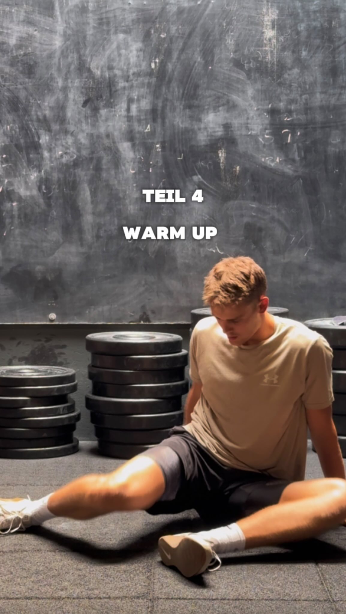 So sollte dein Warm Up vor dem Krafttraining aussehen✅
Ein effektives Warm-Up hat drei klare Ziele:
1️⃣ Warm werden
Dein Körper muss zunächst „bereit“ werden: Die Körpertemperatur, Durchblutung und Stoffwechsel steigen. Ideal: 2–5 Minuten leichtes Cardio, z. B. auf dem Laufband, Fahrrad oder Crosstrainer.
2️⃣ Muskeln aktivieren
Jetzt bringst du die Muskeln in Bewegung – Übungen, die leicht sind, aber die Zielmuskeln ansprechen. Beispiele: Kniebeugen, Ausfallschritte oder leichte Aktivierungsübungen für Core und Beine. Ziel: Das Nervensystem auf die bevorstehende Belastung vorbereiten.
3️⃣ Mobilisieren
Abschließend solltest du Gelenke und Muskeln durch den gesamten Bewegungsbereich führen. Wichtig: Keine statischen Dehnungen, sondern dynamische Bewegungen, die Beweglichkeit und Kontrolle fördern. Fokus auf Hüfte, Schultern und andere beanspruchte Gelenke.
Warum ist es wichtig?
Ein richtig aufgebautes Warm-Up steigert deine Leistung, reduziert Verletzungsrisiken und sorgt dafür, dass du jede Trainingseinheit effizient nutzen kannst.
➡ Folge mir, wenn du die ganze 3‑Wochen-Serie für Läufer-Krafttraining nicht verpassen willst!
