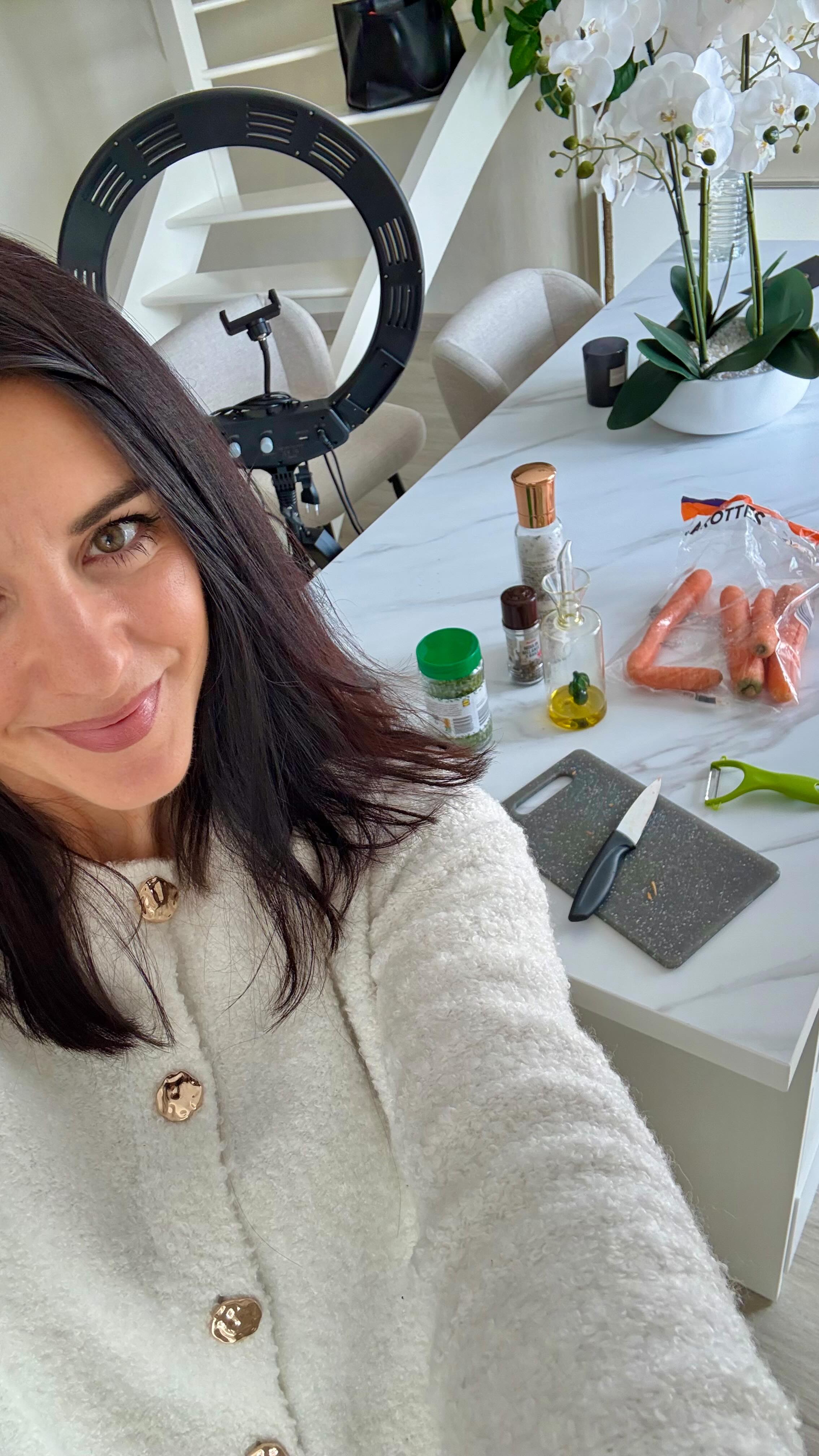 Ça te dit qu’on cuisine ensemble ? 👩🍳
Je vous montre que même sans aimer cuisiner, ou avoir le temps de se faire à manger; il est possible de se préparer des assiettes super gourmandes et 100% chrono !
J’ai toujours des petits pois surgelés, que je préfère aux conserves, une carotte, et un filet mignon dans le frigo : c’est parti pour 5 minutes de préparation et 20minutes de cuisson !
C’est un déjeuner que tu peux largement te préparer que tu as 2h de pause et que tu rentres chez toi, auquel cas, tu peux très bien préparer la veille pour le lendemain même pour 2 déjeuners en même temps que tu te prépares à dîner !
Pas d’excuse pour bien manger 🤎
Si ce format de vidéo te plaît, dis le moi en commentaire et j’en ferai d’autres 🥰🫶🏻
_
Julie
Experte minceur & fondatrice du Cabinet JOLIE à Brive
Chronobiologie alimentaire & plaisir sans frustration