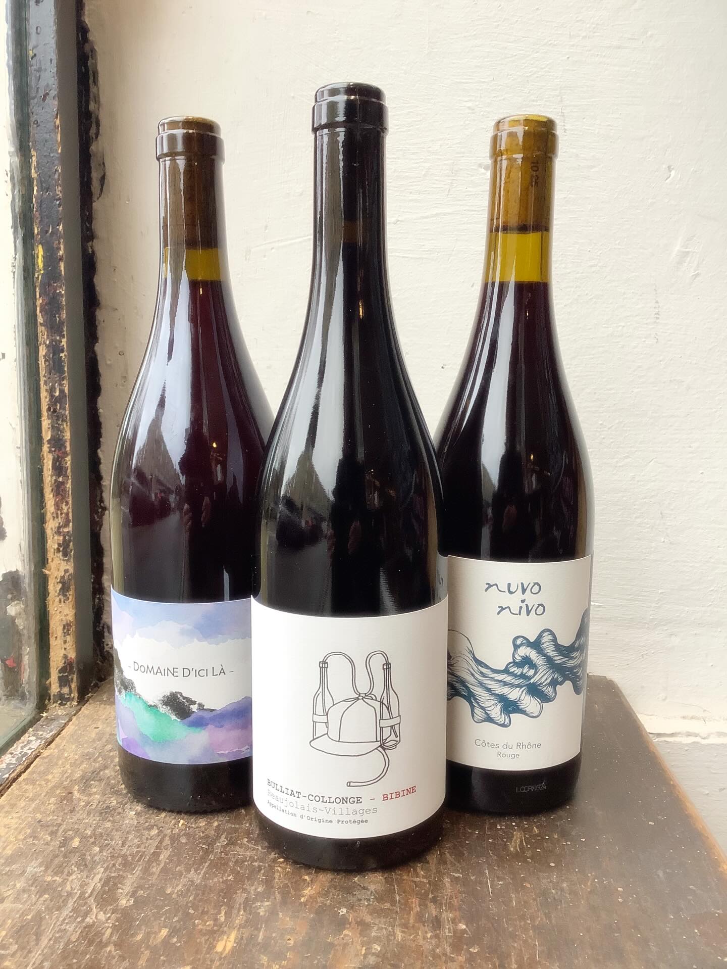 Discover three new French reds 🍷 each made for gluglug à glouglou enjoyment
Domaine d’Ici La – Pinot/Gamay (Coteaux de l’Ain Rouge): joyful, Pinot-led blend bursting with juicy red fruits and silky tannins.
Bulliat Collonge – Beaujolais-Villages ‘Bibine’: Bright and easy-drinking for cheerful company, with cherry and raspberry notes and subtle herby floral hints.
Elodie Jaume x Modal Wines – Nuvo Nivo (Côte du Rhône Rouge): A medium-bodied, fruit-forward Rhône blend with ripe berries, gentle spice, and a savoury finish… everything a Rhone should be.