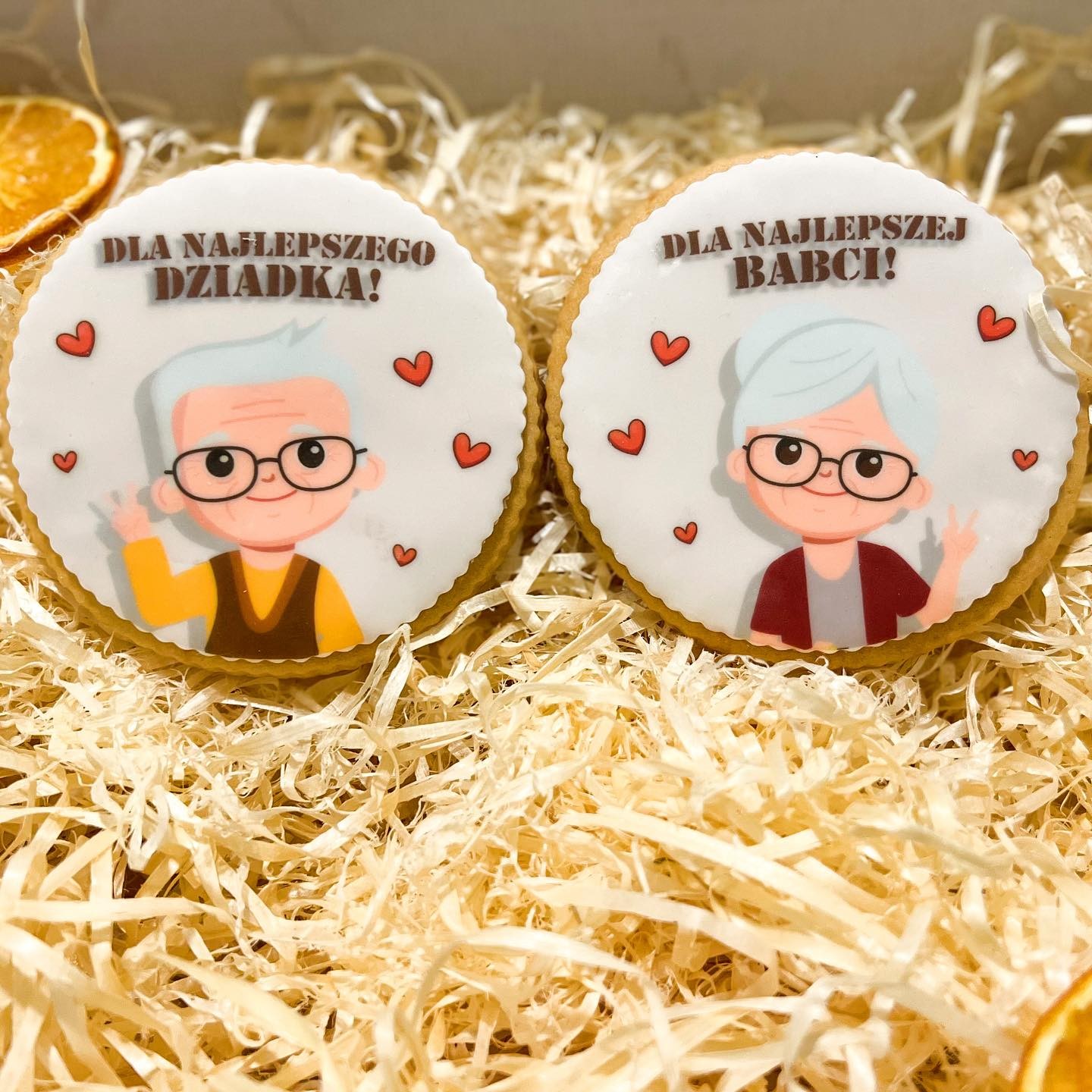 Dzień Babci i Dziadka! ♥️ 21 i 22 styczeń zbliżają się wielkimi krokami, to idealny moment, aby zacząć myśleć o prezencie dla dziadków ☺️. Wkrótce, w naszych witrynach pojawi się kilka produktów dedykowanych tym świętom. Obserwuj nas i wybierz przepyszny prezent dla swojej Babci i Dziadka 🥰. #prezent #prezentnadzienbabci #prezentnadzieńbabci #prezentnadzienbabciidziadka #prezentnadziendziadka #slodkiupominek #słodkiupominek #idealnyprezent #babcia #dziadekdoorzechów