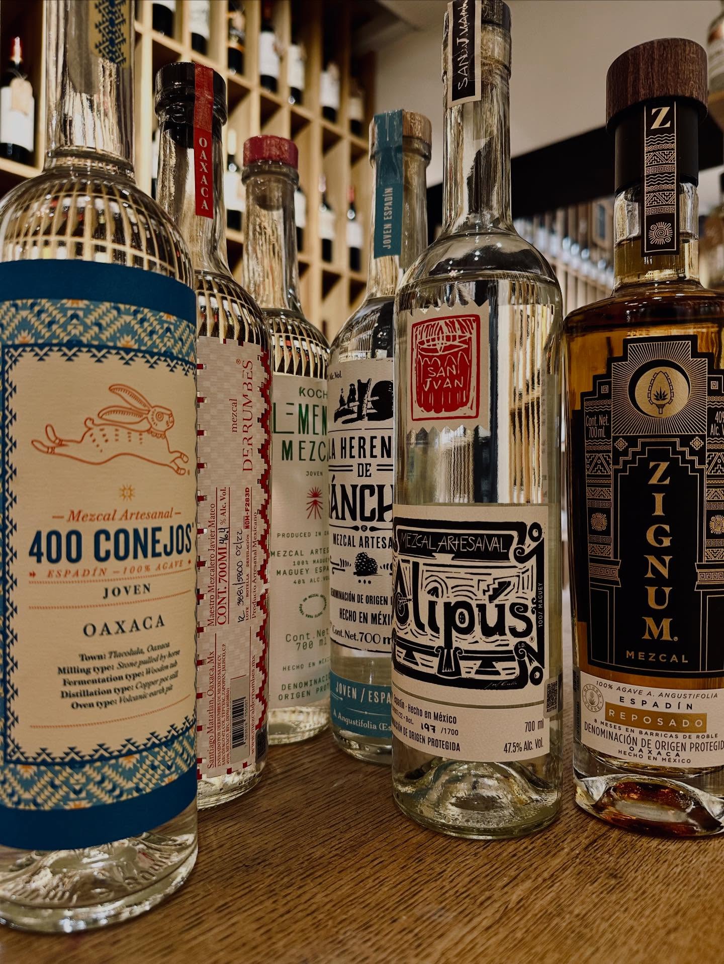 Souvent méconnu, le mezcal est une grande eau-de-vie du Mexique, élaborée à partir de différentes variétés d’agaves et distillée de manière artisanale.
Il se distingue de la tequila par la diversité de ses origines et de ses styles.
À découvrir dans nos trois caves à Lille, Lens et Valenciennes 🌵
#lesvinsgourmands