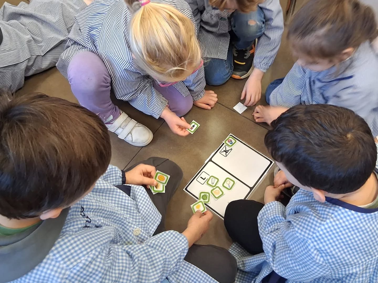 A les aules d'#I5 aquests dies fan joc cooperatiu per treballar la lectoescriptura! 🤝🏻📝