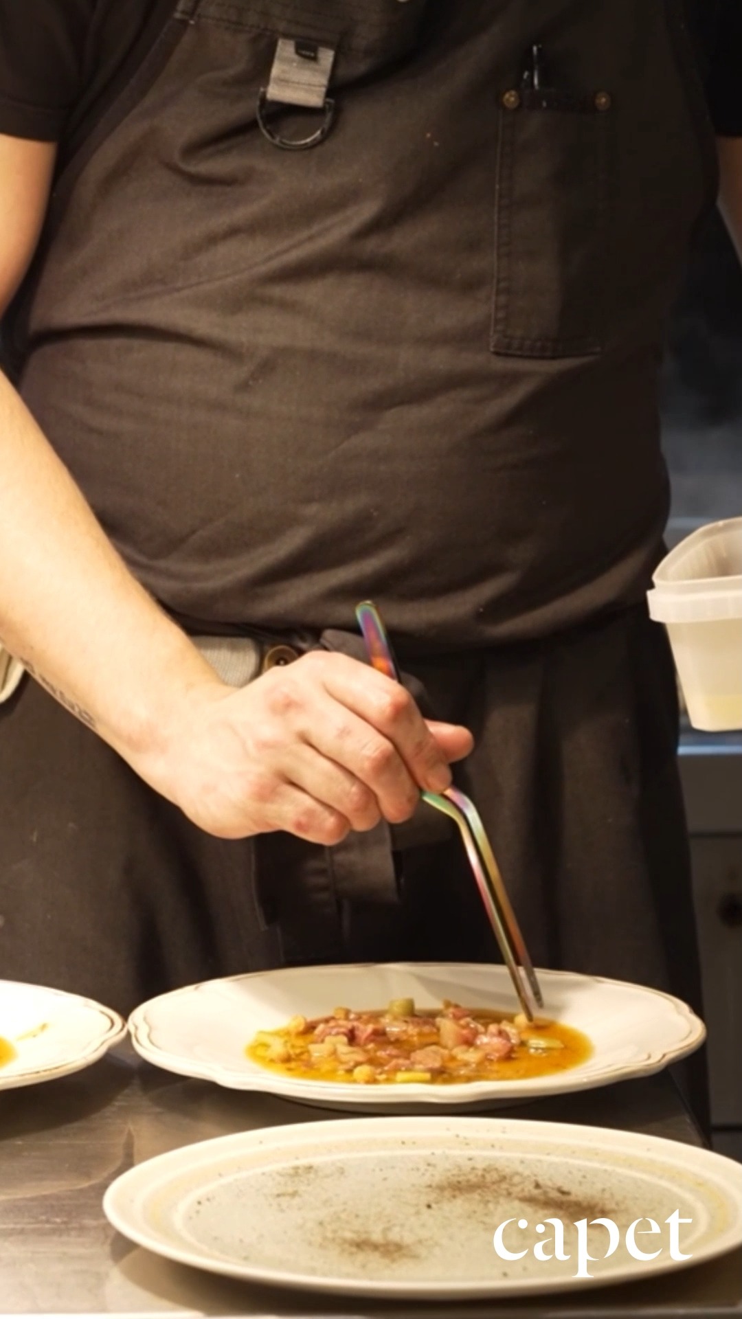 Diferentes elaboraciones tomando forma al mismo tiempo, un flujo continuo donde cada detalle cuenta hasta el último segundo.
🔗 Reserva fácilmente desde el enlace en nuestra bio
📍 Carrer del Cometa, 5, Ciutat Vella, 08002 Barcelona
📞 937 20 44 21
#capetrestaurante #barcelonarestaurants #cocinadeautor #guíamichelin #restaurantesbarcelona #barriogotic #cocinacuidada