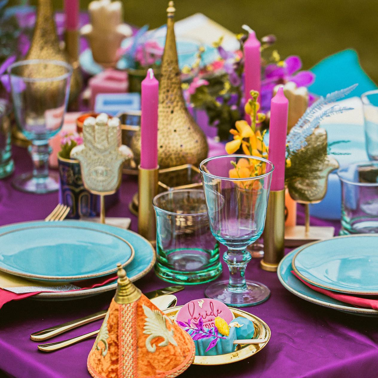 There’s absolutely no reason events can’t be stylish AND full of all the colour! Just loved this bright table dreamt up by the fabulous @zazevents
The rest of the dream team were;
Stylist & Concept @zazevents
Shoot assistant @emmddiva
Photographer @tweekesweddings
Videographer @kathrynberryfilms
Florist @flowerstudiomcr
Stationery @paper_swan_stationery
Crockery @potkettlewhite
Catering @delicious_catering_bury
Cake @elizabethannacakedesign
Model Bride @heatherelisenelson
Model @claudiarosesheratt
Model @laura.lau.o
Model @zsuzsanna.nzs.nagy
Model @sarahbadi
Dress @bridalserendipity
Jewellery @bishboshbecca
MUA @facesbychernice
MUA @looksxslh
Hairstylist @glamm.by.sam
Balloons @balloonsbymichelleshipman
Venue @sandholeoakbarn
#bringontheparty #crockeryhire #eventhire #tablescapestyling #colourfultableware #colourfultable #recycledtableware #recycledglass