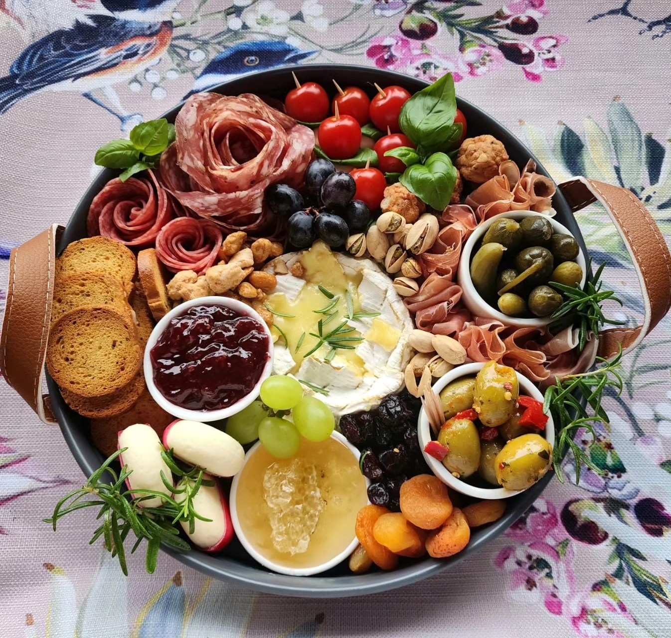 Zet je schrap voor een smaakavontuur, want er is iets nieuws bij Suikerbekkie Traktaties! 🧀✨ Als onderdeel van onze groeiende diensten, presenteer ik vol enthousiasme onze eerste charcuterieborden! 🎉🍇🥖 Ontdek een combinatie van heerlijke kazen en verrukkelijke vleeswaren - elke plank is een culinair feestje. Perfect voor koppels of gezellige lunches/diners met vrienden. Voeg wat lekkers toe aan je volgende evenement met deze smaakvolle toevoeging. 🌟👩🍳
#SuikerbekkieTraktaties #CharcuterieErvaring #NieuwBijOns