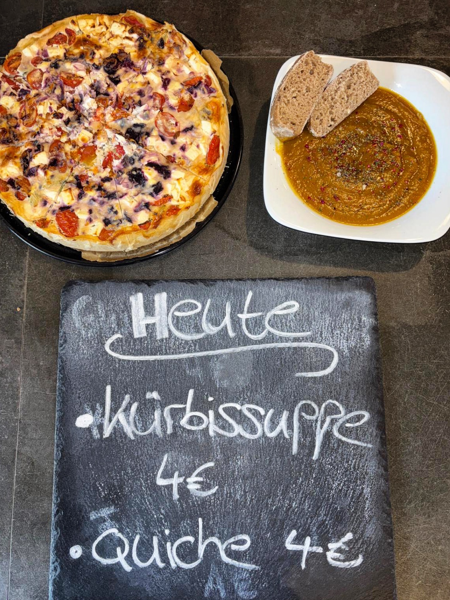 Heute, am Samstag, 24.1., gibt’s als herzhafte Alternative zu unseren Kuchen köstliche Quiche und Kürbissuppe! Die Foodbox bleibt heute geschlossen, ist aber morgen, am Sonntag, wieder am Start. Habt ein schönes Wochenende!