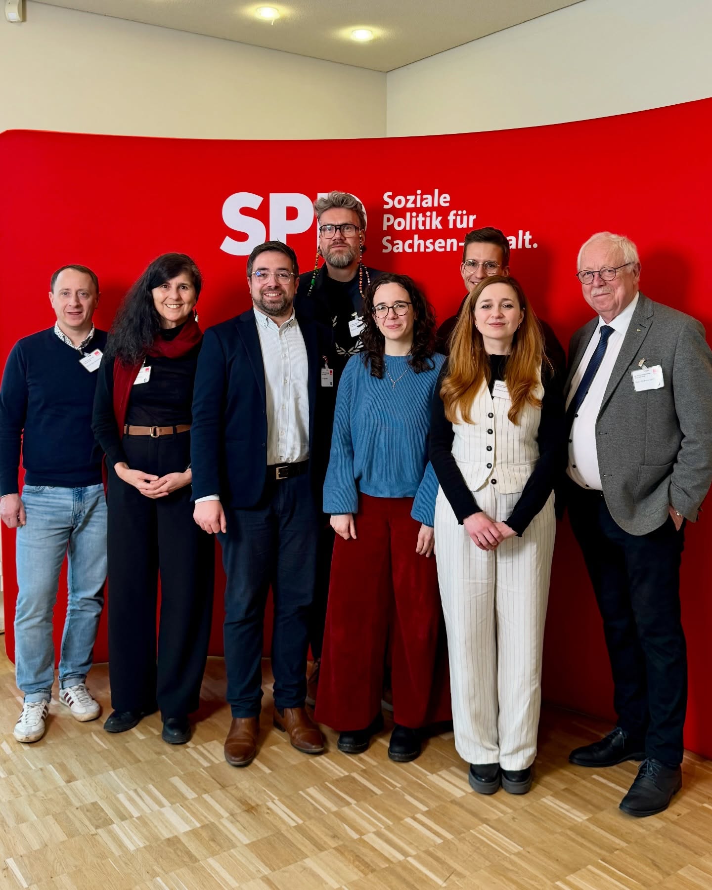 𝗦𝗣𝗗 𝘀𝘁𝗲𝗹𝗹𝘁 𝗪𝗲𝗶𝗰𝗵𝗲𝗻 𝗳ü𝗿 𝗟𝗮𝗻𝗱𝘁𝗮𝗴𝘀𝘄𝗮𝗵𝗹
Heute war in Burg der SPD-Landesparteitag. Wir haben die Landesliste für die Landtagswahl im September aufgestellt. @armin_willingmann steht nach einer 100-Prozent-Wahl an der Spitze.
In der Delegation der SPD Halle war unsere @spdfraktionhalle stark vertreten. Und ich bin stolz, dass mit Katharina Kohl, Julius Neumann, Christine Fuhrmann und Stephan Scherf gleich vier Mitglieder unserer Fraktion auf der Landesliste stehen.
Das ist Rückenwind und Ansporn zugleich! Wir werden sie und alle anderen Kandidierenden im Wahlkampf mit voller Kraft unterstützen.
📸: @tiny_felix