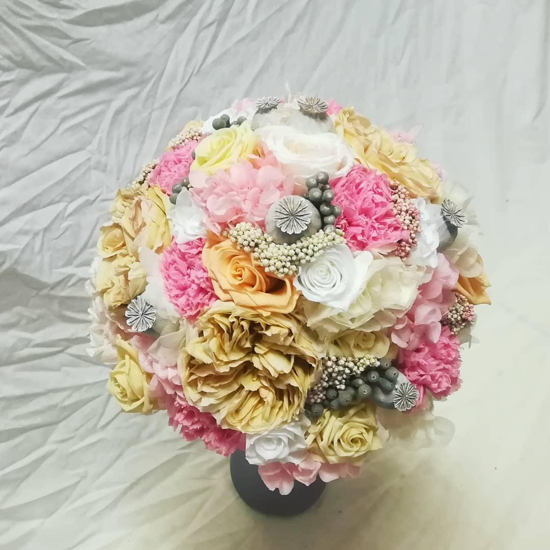 Ramo de novia de flores preservadas.
.
.
.
.
.
.
.
.
#flores #floristry #floristeria #boda #bodas #natura #aniversario #regalos