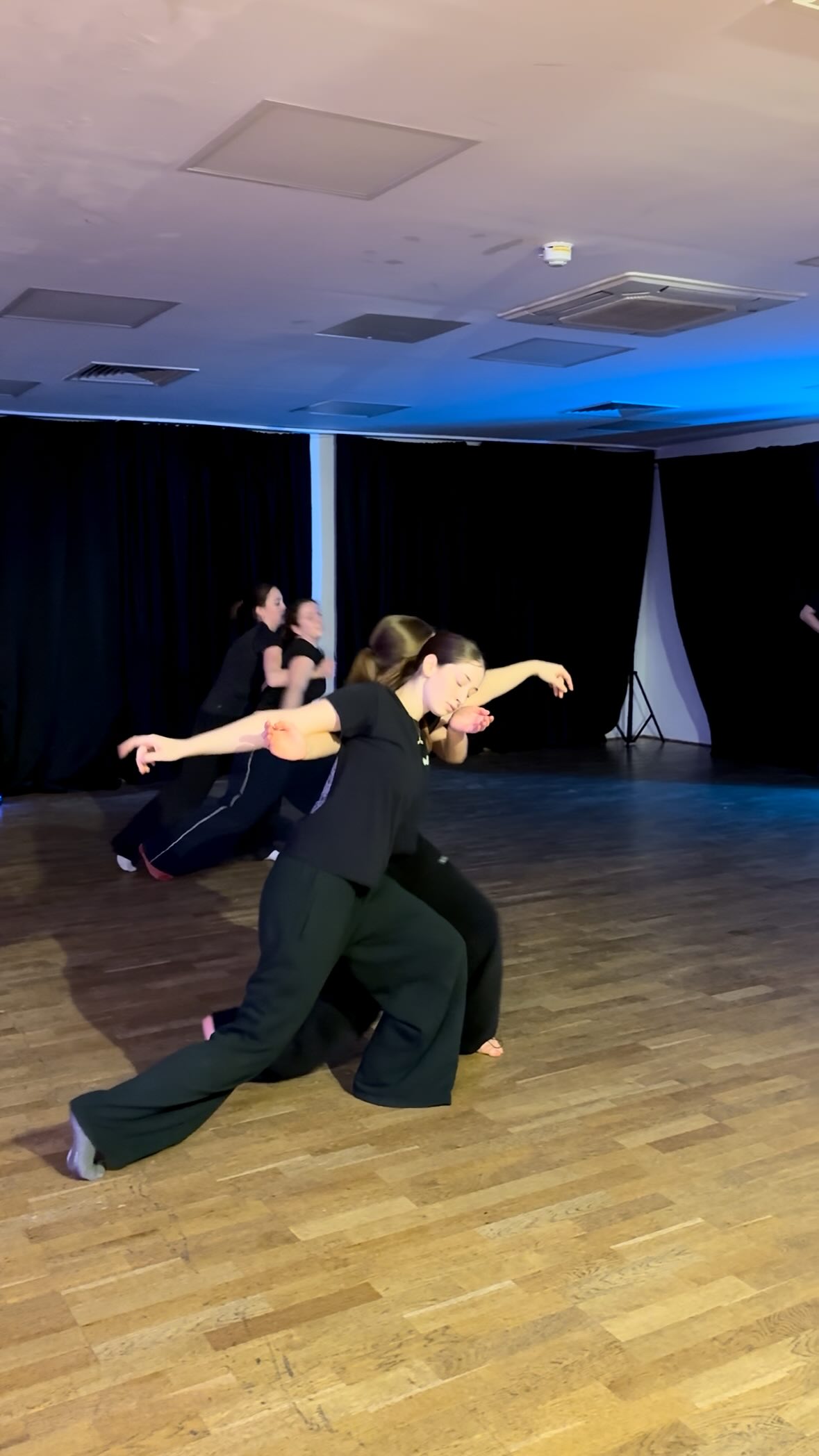 Some Olivia Dean in contemporary with @_hannah.hague_ last Saturday 🤩
•
•
#teamspirit #spiritydc #competitivedance #dancecompany #londondance