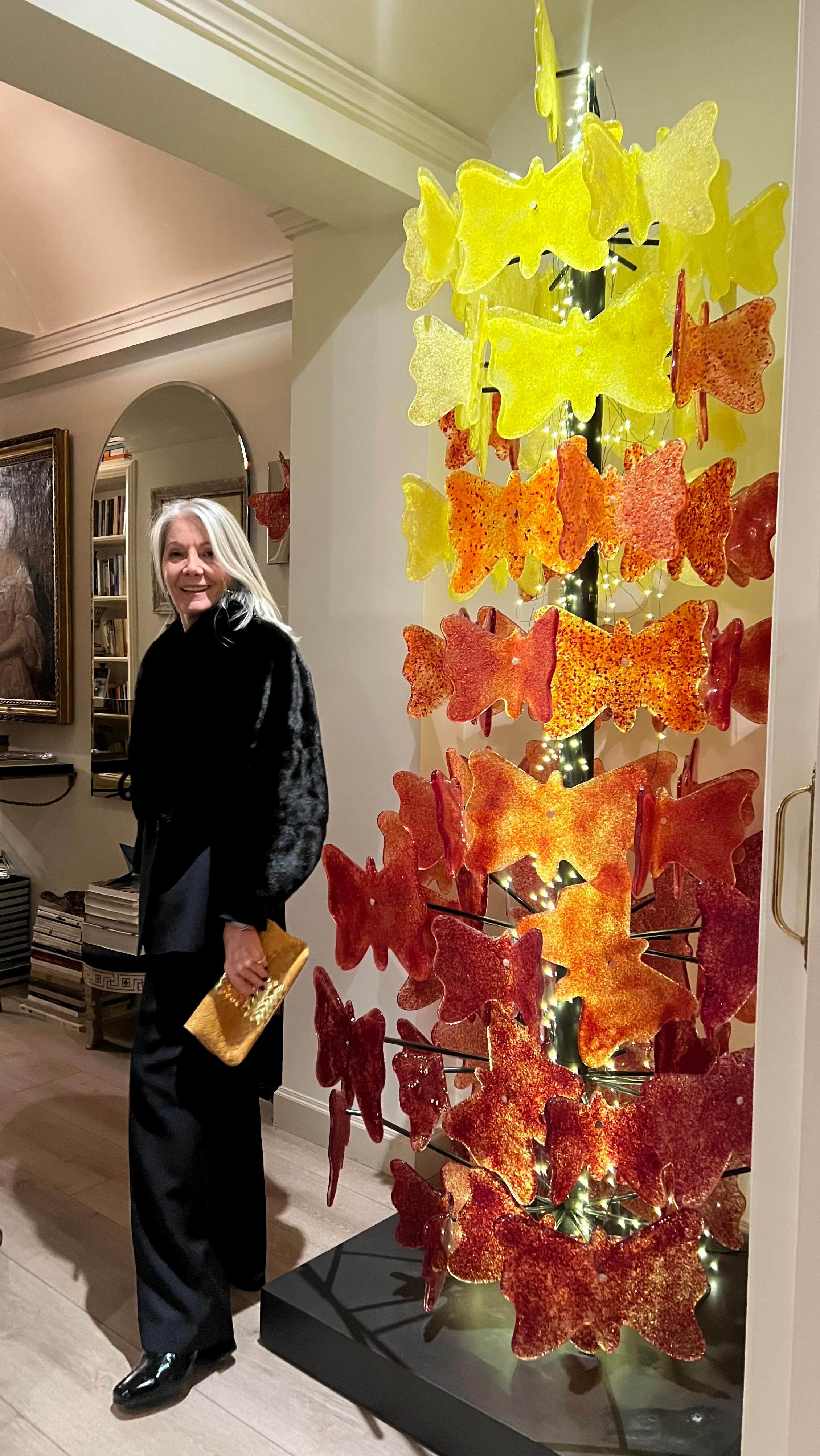 MIS PLANES FAVORITOS.
Salir a cenar con amigos que son familia. Recordar con ellos momentos de nuestra vida compartida , los buenos y los no tan buenos…
Reírnos con anécdotas que nos unen y también hablar de lo que ahora nos preocupa o más bien nos ocupa y nos parece importante habiendo aprendido a relativizar.
Una exposición magnífica en el Museo del Prado @museoprado .
Un recorrido por la vida y la obra de Raphael Mengs y de sus contemporáneos.
Con mi querida Esther Sestelo que me suma siempre con su visión humanista y se emociona conmigo porque no hay nada que te una más que compartir una pasión. Con ella , la música,el arte y por supuesto su amistad.
Y por último ayer , el estreno de Hamnet que pese a haber leído alguna crítica que la califican de “nadería
pretenciosa “ yo disfruté de su fotografía con los contrastes de color, del tratamiento de la luz y las sombras como si se tratara de un lienzo , de las expresiones en el rostro de la actriz Jessie Buckley y no pude evitar que me conmoviera profundamente el dolor por la pérdida su hijo y el duelo que les rompe pese al gran amor que les unía .
Espero la opinión de mi hija Estefanía , ella sí es una experta !
Pero a mí ciertas naderías me gustan!
Os deseo un fin de semana con mucho arte, cine, libros, sofá y mantita que por estos lares amenaza nieve!!
#cine #arte #friends #caminovilla #descubreconcaminovilla