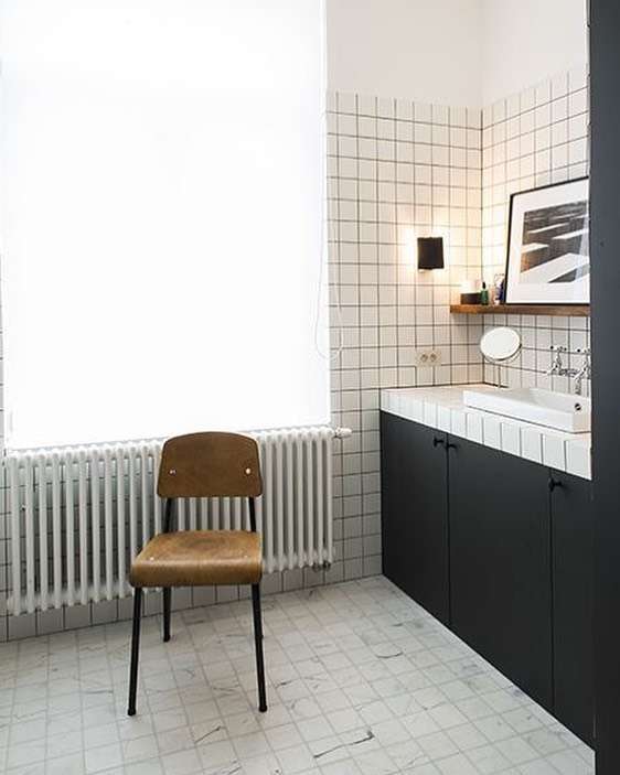 #salledebain #architectureinterieure #surmesure #carrelage #decorationinterieur
En ce mardi matin, je vous partage aujourd’hui une salle de bain toute bien pensée par Nicolas Schuybroek. Le quadrillage prend place subtilement avec des matières différentes et on retrouve la petite étagère qui devient à la fois pratique et décorative. Bonne journée 🛁