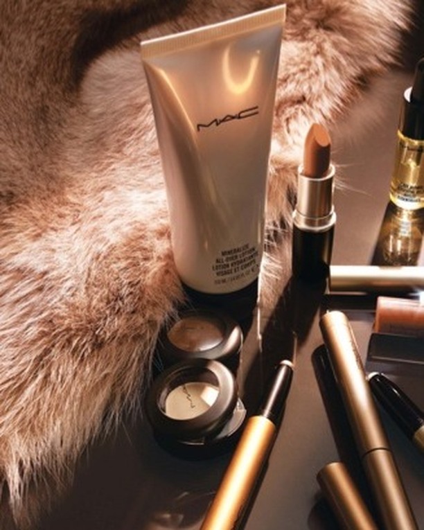 Révéler votre beauté avec mes essentiels
💄 Gamme disponible sur le #Shop RDV en MP @audrey.elp pour le panier qui vous est adapté et personnalisé.
AUDREY ELP | Hair & Makeup Artist
Mode | Mariage | Studio | Beauté
📌 Lille - Belgique - Europe
#Beauté #Maquillage #EShopCosmétique #EssentielsBeauté #EssentielMakeup #MakeupArtistEurope #HairStylistHdF