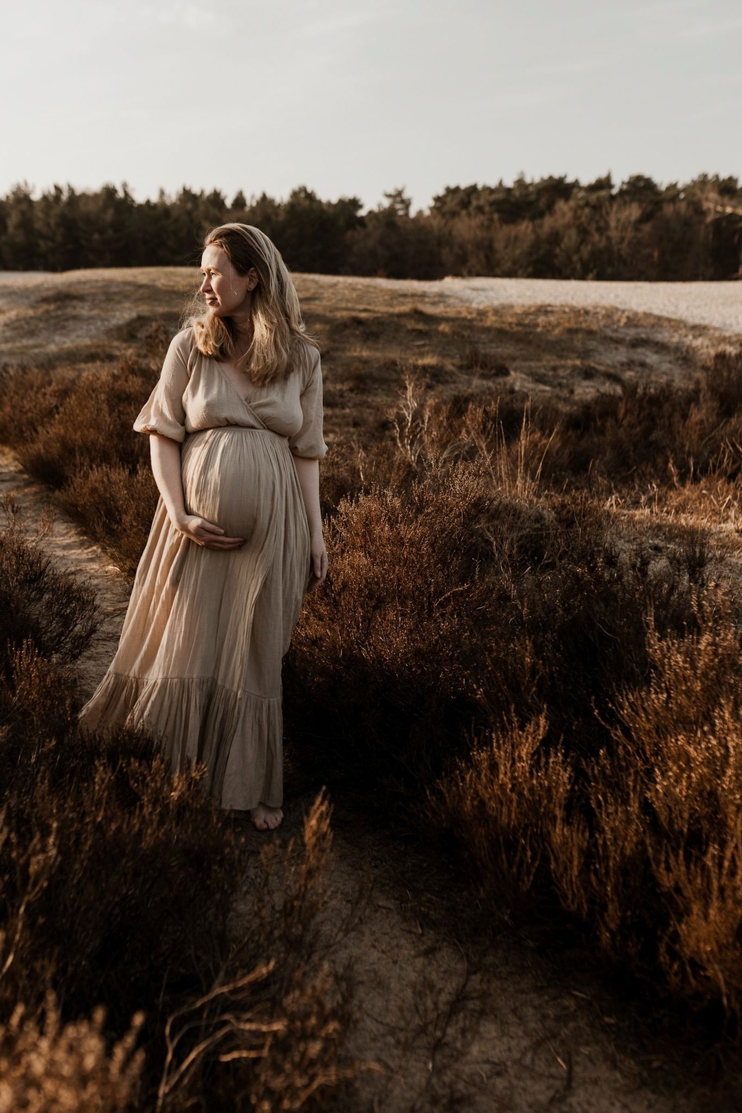 81% van de vrouwen die van hun eerste kindje bevallen, bevallen in het ziekenhuis. Met deze statistiek wordt je vaak om de oren geslagen als het gaat om realistisch zijn over een thuis- of ziekenhuisbevalling. En het is goed om je cijfers te kennen. (Bron: Perined, kerncijfers Nederlandse Geboortezorg 2021)
Als je zwanger bent van je eerste kindje en je wil graag thuis bevallen, dan lijkt dit percentage nogal ontmoedigend, toch? Realiseer je wel, dat in dit percentage ook de vrouwen zitten die er juist voor gekozen hebben om in het ziekenhuis te bevallen én ook die al voor de start van de bevalling een medische indicatie hadden.
Wat ook een relevant cijfer is: van de zwangeren (1e kindje) die tijdens het begin van de baring onder de zorg van een eerstelijns verloskundige vielen, werd tijdens de baring 63% overgedragen naar de tweedelijns zorg. Bij een mult (2e, 3e en meer kindjes) is dit nog maar 23%.
Voor iedereen zullen deze percentages anders voelen, en iedereen zal een andere afweging en keuze maken. Maar ik zou zeker niet de handdoek in de ring gooien bij het horen van deze percentages als je graag een thuisbevalling wil.
Sterker nog, dat je word verwezen naar het ziekenhuis tijdens je bevalling wil helemaal niet zeggen dat je thuisbevalling mislukt is. Een thuisbevalling heeft veel voordelen, en het is superfijn als je ook maar een gedeelte hiervan wel thuis hebt kunnen doen.
#plaatsvanbevalling #thuisbevalling #ziekenhuisbevalling #medischebevalling #zwangerschap