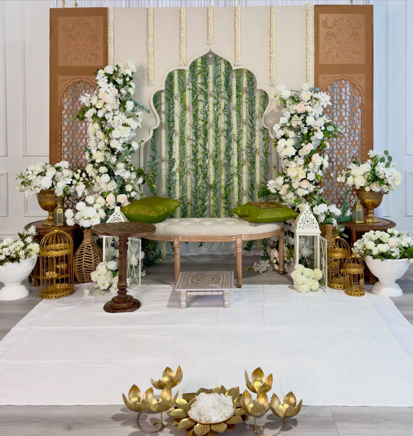 Mirusha’s Valakappu
.
.
Decor & Styling- @evenwoodpartydecor