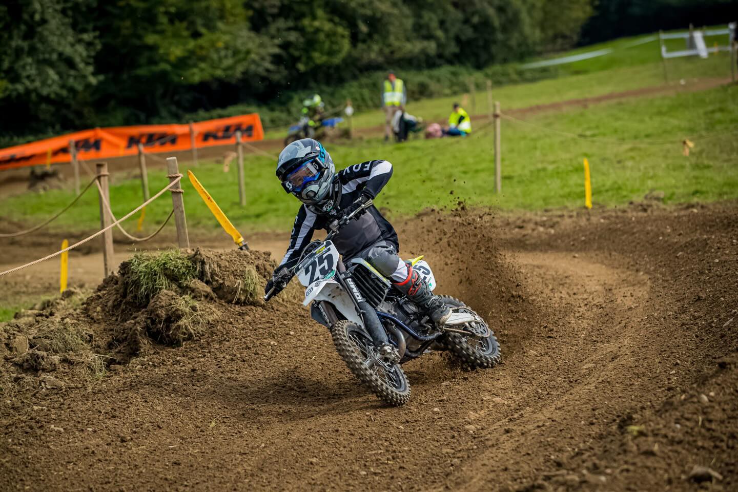 Swiss Moto, AFM und der SJMCC freuen sich, ihre Zusammenarbeit zur Förderung der Nachwuchskategorien 50ccm, 65ccm und 85ccm ab der Saison 2025 bekannt zu geben! Diese einheitliche Meisterschaft wird jungen Fahrer eine professionelle Plattform bieten, auf der sie sich messen und weiterentwickeln können. Unterstützt wird das Programm durch die Swiss Moto Talent Base, die eine ganzheitliche Betreuung von Training bis zu mentaler und physischer Förderung bietet.
Gemeinsam betonen Rolf Enz, CEO von Swiss Moto, Kilian Senn, Präsident des SJMCC, und Bruno Regamey, Präsident der AFM, dass diese Zusammenarbeit einen wichtigen Schritt für die Zukunft des Schweizer Motocross-Nachwuchses darstellt.
Der vollständige Bericht kann auf den Homepages und Facebook-Profilen von Swiss Moto, AFM und SJMCC nachgelesen werden.
Swiss Moto, l’AFM et le SJMCC annoncent leur collaboration pour soutenir les catégories juniors 50cc, 65cc et 85cc dès 2025. Ce championnat unifié offrira une plateforme professionnelle pour permettre aux jeunes pilotes de progresser. Le programme est soutenu par la Swiss Moto Talent Base, qui propose un encadrement complet, des entraînements techniques à la préparation mentale et physique.
Rolf Enz (CEO Swiss Moto), Kilian Senn (Président SJMCC) et Bruno Regamey (Président AFM) soulignent que cette collaboration marque une étape importante pour l’avenir des jeunes talents du motocross en Suisse.
Le rapport complet peut être consulté sur les sites web et les profils Facebook de Swiss Moto, l’AFM et le SJMCC.
#Motocross #JeunesTalents #SwissMoto #AFM #SJMCC #MotocrossSuisse #DéveloppementDesTalents #SwissMotoTalentBase #SportMécanique #MotocrossJunior #Course