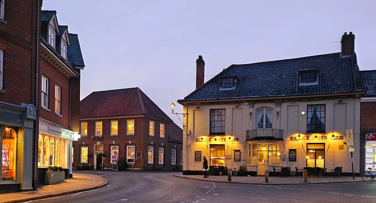 The Black Boys pub and Stamp pizza resturant, lighting up the market place in Aylsham.
#aylsham #aylshamtown #market #markettown #norfolkuk #northnorfolk #norfolkhomes #northnorfolklife #lights #northnorfolkcommunity #localbusiness #stamp #theblackboysaylsham #resturant #familybusiness #norfolkcomms #communication #norfolktowns #norfolkpassport #norfolkguide