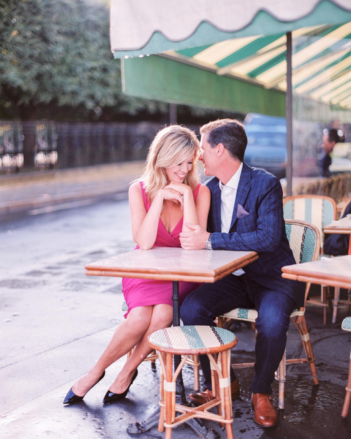 Il y a comme une excitation dans l’air, un bruissement étrange, comme une renaissance.
Vous le sentez ? Au-delà du simple fait de ressortir les tables, les chaises, les verres et les sous-bocks, geste répété si souvent au temps d’avant, il y a cette fois dans ce même mouvement, cette habitude si douloureusement perdue, une émotion profonde, vibrante, de l’ordre du rituel, du solennel, qu’on ne peut ignorer tant on la partage, tant elle nous parle à tous.
Oui, ils nous ont manqué nos restaurants et nos cafés, qu’ils soient parisiens ou de province, nous voulons retourner en terrasse, se « payer des coups », partager un repas, lire le journal du matin en mangeant son croissant ou tout simplement regarder les passants. Savourer le présent.
Je n’ai jamais vraiment fréquenté les bars, je passais souvent devant, ils étaient là et c’était bien sympa. Rien de plus.
Rien de plus ?
Si ce n’est que j’avais oublié combien ces jupes qui volent et qui tournoient entre les tables, cette légèreté, ces chaises qu’on déplacent, ces éclats de voix, ces amoureux qui s’embrassent, ces verres qui fêtent, qui trinquent et s’entrechoquent, ces éclats de rire, de vie, sont, en plus d’être le symbole du savoir-vivre à la française, une chance et un privilège.
C’est dans l’absence qu’on prend conscience de ce qui nous manque.
Et tant pis, tant mieux, si de cette première commande, on a les larmes aux yeux.
Le 19 mai sera la date de la réouverture des terrasses en France.
Malgré une météo qui voudrait nous en dissuader, je les espère joyeuses, bruyantes et bondées (gestes barrières respectés 😉).
Le compte à rebours est lancé.
Photo par @audreyparisphoto 💫
#paris #terrasse #cafe #19mai #love #reopening