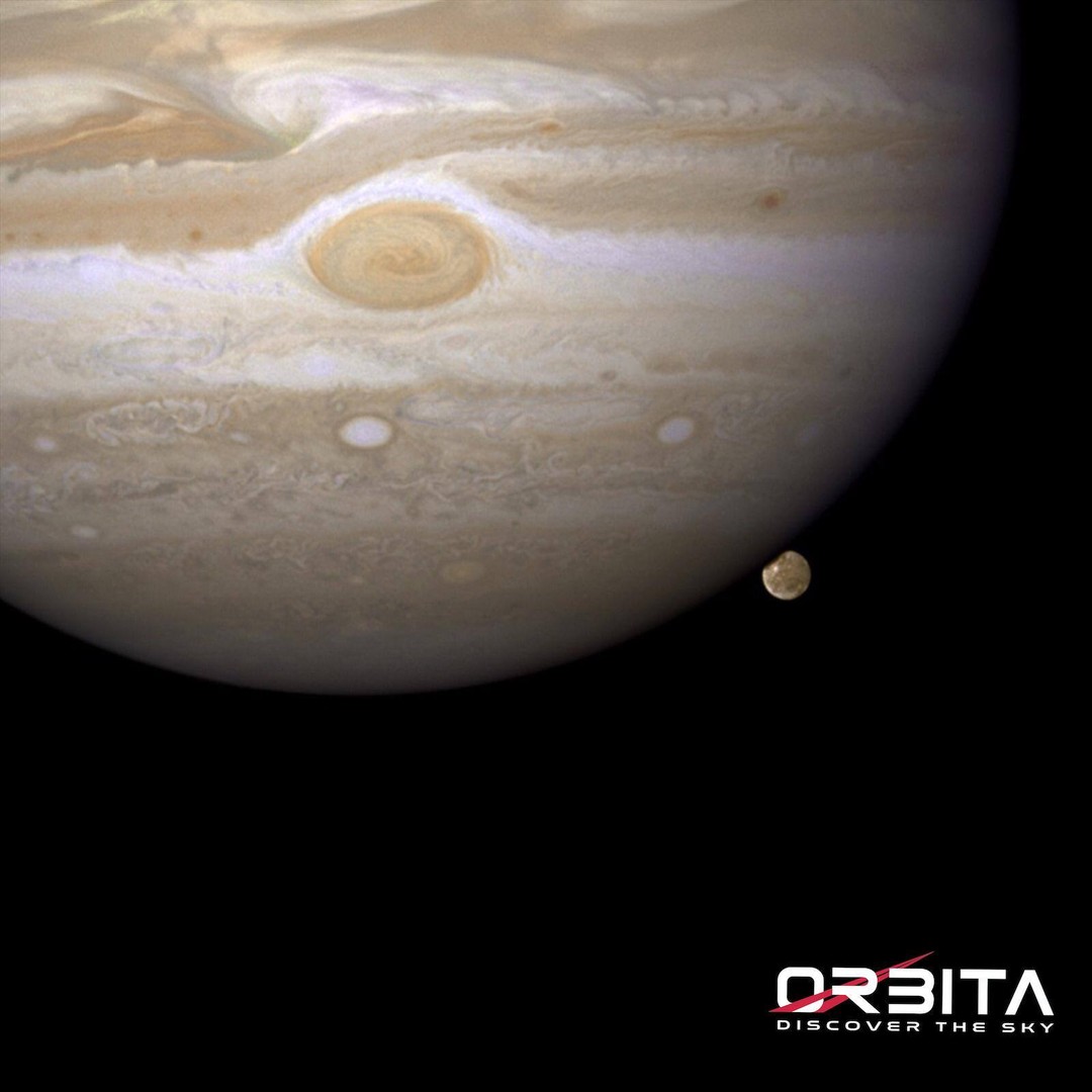 GIOVEdì, la nostra giornata dedicata a Giove, il più grande pianeta del nostro sistema solare.
Ganimede, il più grande dei satelliti. / #hubble30
Proprio oggi, 9 aprile, ma di 13 anni fa, Hubble fotografò Giove e uno dei suoi 79 satelliti attualmente conosciuti: Ganimede. Esso è il maggiore dei satelliti del pianeta ed è il più grande dell'intero sistema solare. Le sue dimensioni superano quelle dello stesso Mercurio, ma non la sua massa. E' composto principalmente da silicati e ghiaccio d'acqua ed il suo nucleo è composto da ferro fuso. Oltre a possedere una tenue atmosfera con presenza di ossigeno, Ganimede è momentaneamente l'unico satellite del sistema solare a possedere un proprio campo magnetico.
#ORBITA, discover the sky
Image credits: @hubbleesa @nasahubble ·
·
·
·
#space #astronomy #astrophotography #redspot #esa #nasa #hubble30 #hubble30anniversary #jupiter #moon