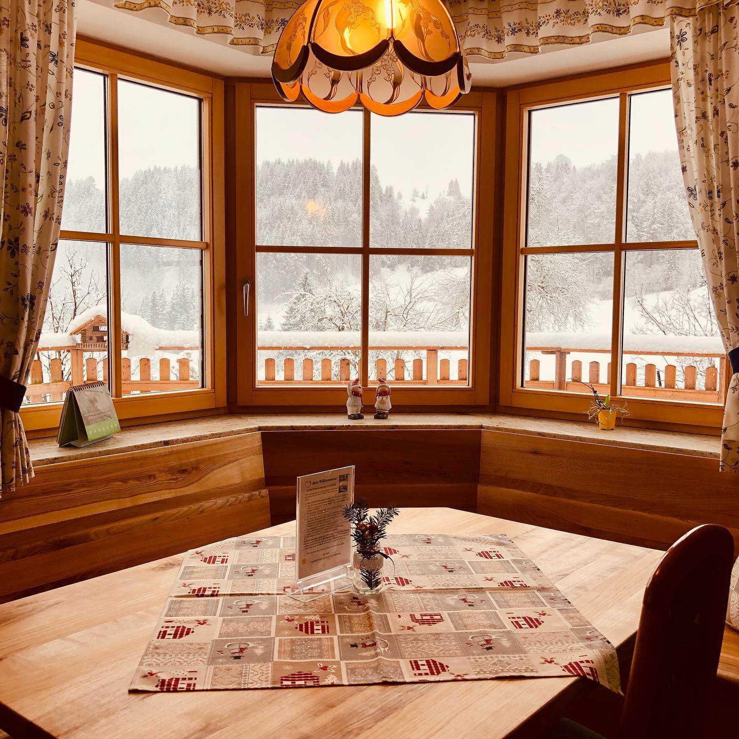 Draußen schneits und wir habens warm #hintergrabenbauer #pyhrnpriel #warmestube #urlaubambauernhof #skiurlaub #heißerkaffee