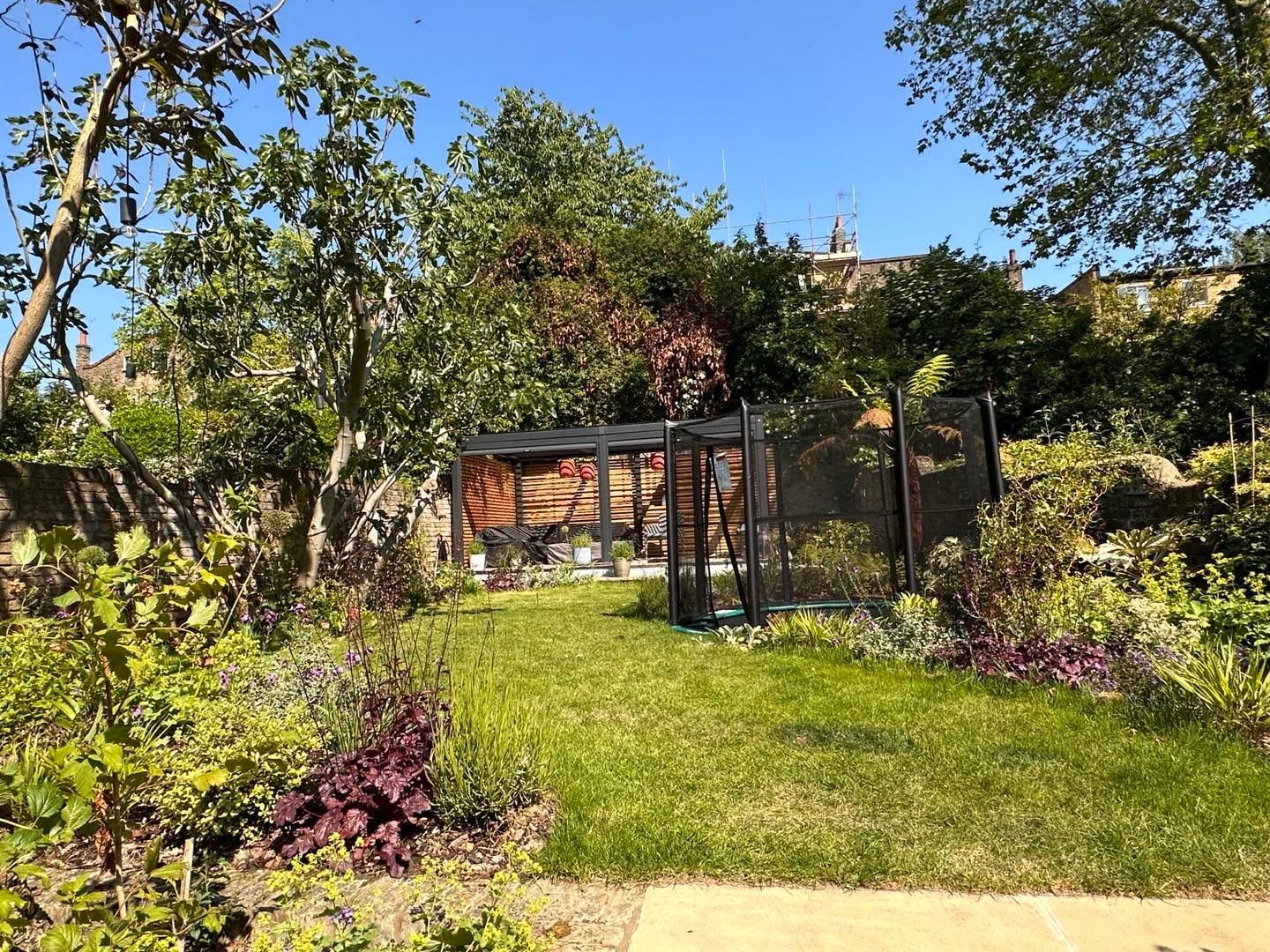 Popped back to Highbury to check on the irrigation system ready for the heat this weekend …☀️have a lovely weekend everyone !#gardensun #northlondongarden #contemporarygarden #chilloutgarden #coolgardenlighting