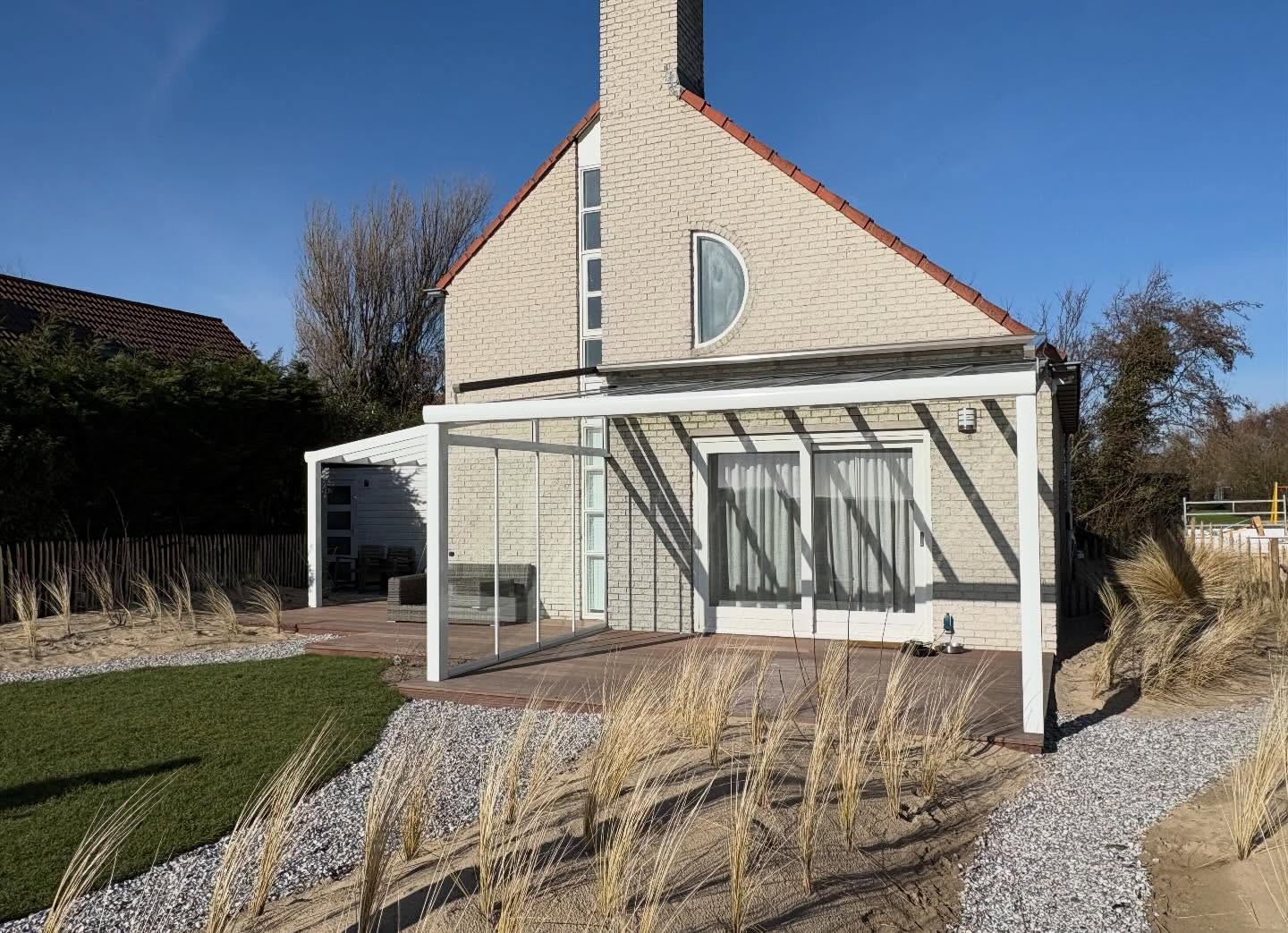 We nemen jullie even mee naar een mooie klus die we vorig jaar hebben afgerond op het vakantiepark Oogduyne in Julianadorp☀️
Hierbij hebben wij het complete plaatje mogen verzorgen. Denk aan het verwijderen van bomen/struiken🌲🌿 en straatwerk. Het plaatsen van een mooie stevige vlonder met duurzaam bogossi hout🪵 en het plaatsen van 2 stuks aluminium veranda’s met glazen daken, spiekozijn en glazen schuifwanden.
De klant was super blij met het resultaat en vond het zeer fijn dat hij via 1 partij alles heeft kunnen realiseren💪🏻😎
Wil jij ook weten wat we voor u kunnen betekenen? Neem geheel vrijblijvend contact met ons op.📱💻 #veranda #grondwerk #vlonder #duurzaam #strakwerk