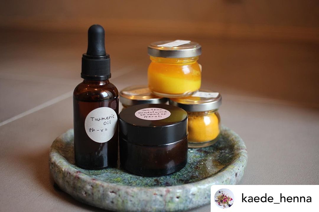 ・
kitchen pharmacy laboratory
月に一度
季節に合わせたテーマに基づき
日常に取り入れ 実践 体感しながら学べる
self care school
・
月や暦 自然のリズムとつながる私
アーユルヴェーダ+自然療法
季節の手仕事と種...etc
・
今月の内容について
まとめてくれた投稿をリポスト
・
Posted
@withregram
@kaede_henna
・・─・・─・・─・・─・・─・・─・・─・・─・・─・・─
月に一度の学び時間
台所薬局研究所
@kitchen.pharmacy.laboratory
今月のトピックスは
「ひらめく」
アーユルヴェーダのメガネでみていく
自然界のリズムとわたし
夏の暑さが落ち着き
からっと晴れる秋晴れの多い季節
体も軽く快適で動きやすくなる時期だけど
冷えや乾燥を感じはじめたり
こころも軽くソワソワしたり
空虚感を感じやすくなることも ༄
今の自分の状態をみつめ
なにが必要なのか考えてみる
季節の処方
「ふわふわモイスチャークリーム」づくり
テーマを決めて精油選びから
ホイッパーでオイルとシアバターを泡立てる
みんなでつくると楽しい
毎度なにかしらハプニングもあったりで
みんなで大笑い🤣
仕上がったクリームをみんなで香りのシェア
楽しい時間
スパイスの処方
「ターメリック」
天然の抗生物質とよばれるほど
抗菌 抗炎症効果があるといわれてるターメリック
風邪っぽいなーって時や
肌の調子悪いなーって時
免疫力向上にも美容にも◎
色んな場面で大活躍のスパイス
これからの季節の心強い味方がたくさん増えました🥰
季節の移り変わりと共に
お客様の不調にも変化が現れているなと感じる今日この頃
セルフケアのお話もお伝えできたらなと思っています🌿
・・─・・─・・─・・─・・─・・─・・─・・─・・─・・─・・
Ayurveda herbal carelist 2024
basic class
&
advance class
来年度の詳細を
UPしました
top pageにある
HPよりご確認ください
お問い合わせは
DMからもお気軽にどうぞ ♡
・
・
・
#熊谷市
#植物療法
#自然療法
#セルフケア講座
#台所薬局研究所
#アーユルヴェーダ
#キッサアンドアーユルヴェーダ
#フィトテラピー #クレイテラピー
#キッチンファーマシーラボラトリー
#アーユルヴェーダハーバルケアリスト