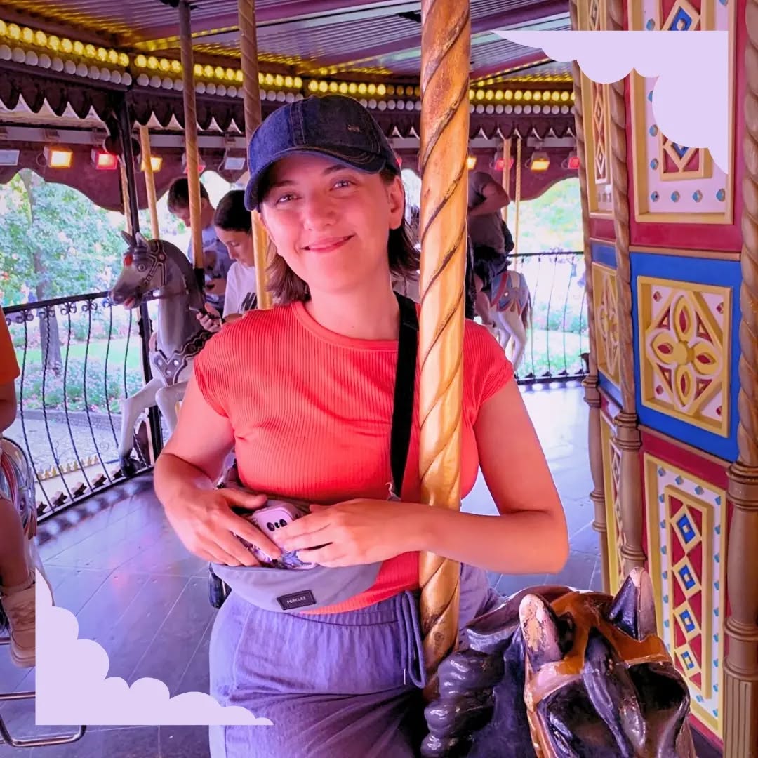 📱Beccata a fare video. Accidenti.
Quante volte penso che dovrei imparare a godermi di più il momento.
💡Il mio cervello programma e programma, crea e crea, sempre cose nuove, emozionanti, tanta bella dopamina. Pubblicare e pubblicare sui social, perché devo lasciare un segno, devo far vedere di cosa sono capace.
Tutta una serie di pensieri che io, come tante altre persone, mi faccio ogni giorno.
🪫Ma quanto ha senso vivere con l'ansia di essere produttivi, quando la tua qualità di vita ne risente?
😮💨In effetti, sono anche migliorata: prima andare in vacanza per me equivaleva a partecipare alle riprese di un colossal. Ero costantemente impegnata a registrare ciò che stavo vivendo, non vivendolo appieno.
🤍Certo, la cosa positiva è che sono piena di ricordi ed è bello riguardarli dopo tempo. Ma è anche vero che dovremmo tutti imparare a vivere di più il momento.
🙈Se solo avessi una memoria migliore che mi conceda di ricordarmi ogni istante su questa Terra. Forse non avrei più bisogno di scattare foto col cellulare.
Devo decisamente prendermi una pausa. 😂⏸️
⚠️Ps: scusate il post sconclusionato. Vi avevo avvisato che questo mese ci sarebbe stata una pausa dal mio "secondo lavoro".
Perciò non ci saranno più pubblicazioni fino a Mabon e poi fino a inizio ottobre. 😂🌈