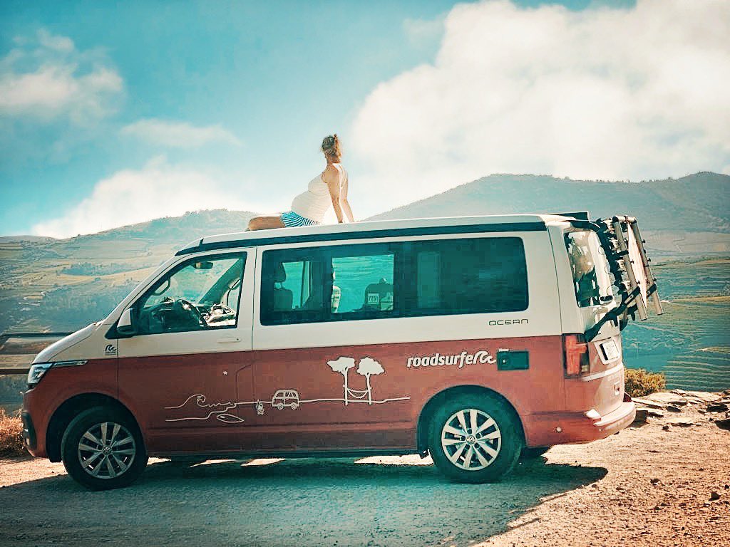 Hello third trimester!🤰🏼 #roadtrip #🇵🇹 #miradouro #roadsurfer #vanlife #lifeisbeautiful ☀️