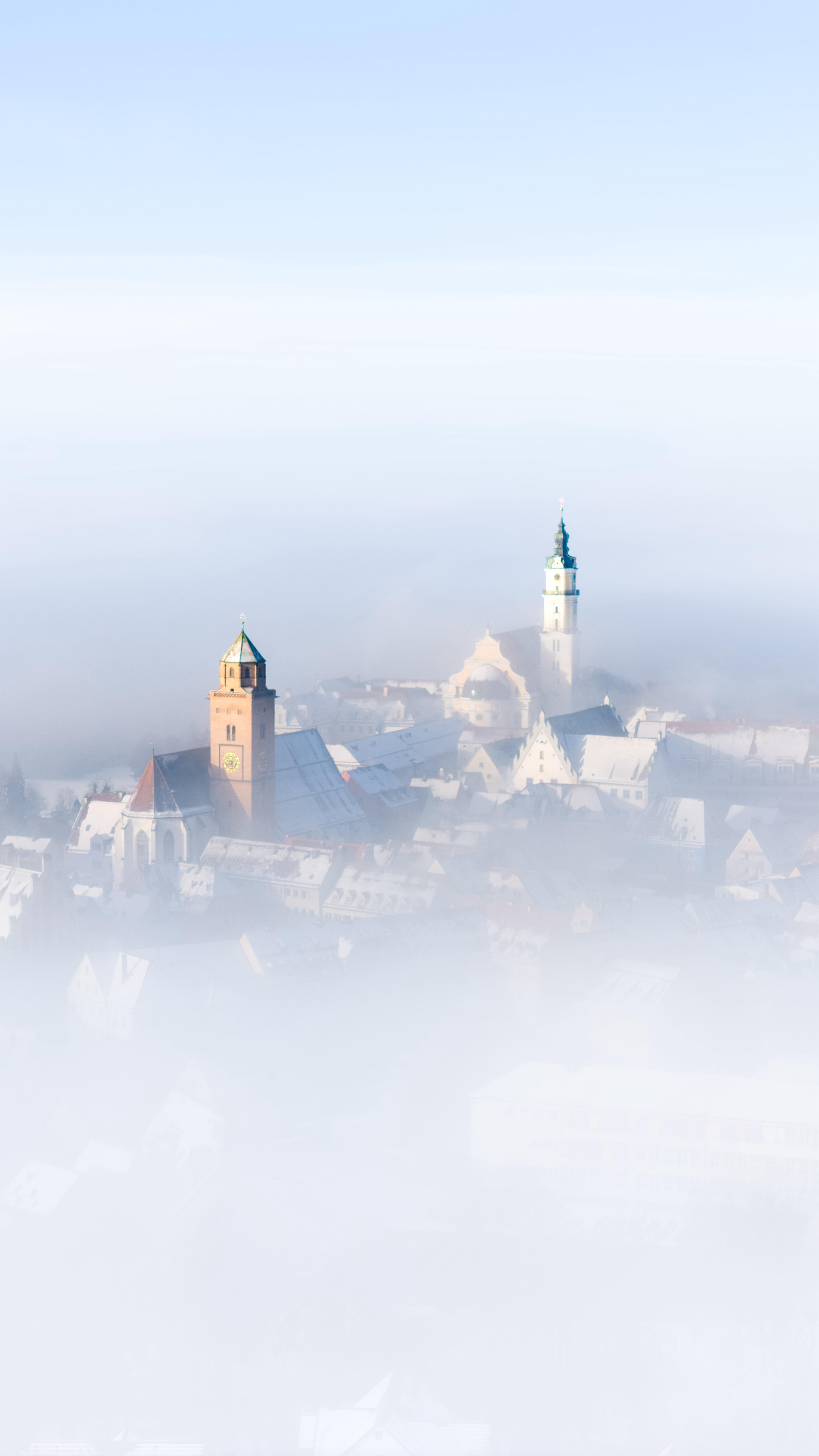 "Im Nebel ruhet noch die Welt,
noch träumen Wald und Wiesen:
Bald siehst du, wenn der Schleier fällt,
den blauen Himmel unverstellt..."
Eduard Mörike