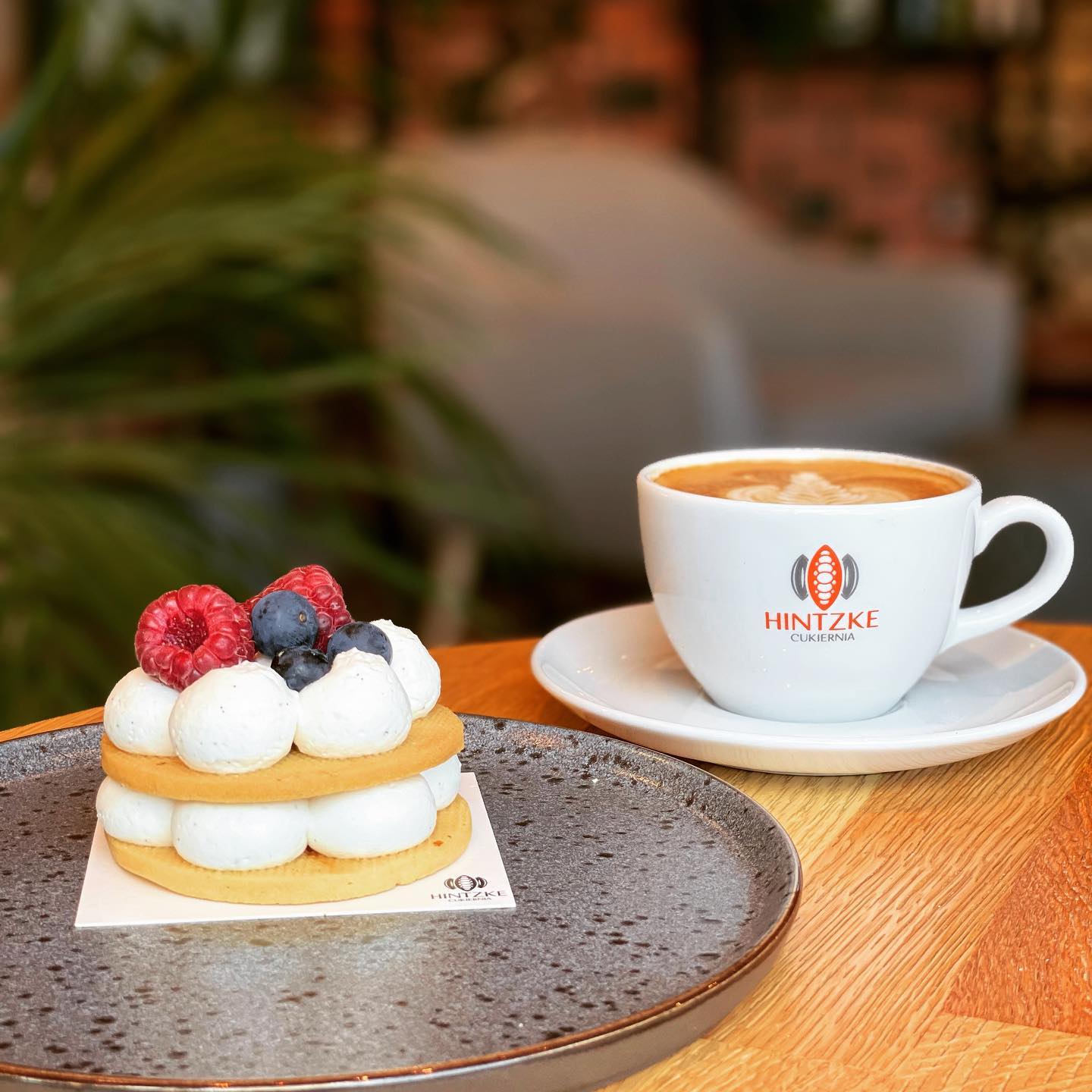 Przedstawiamy nasze ciastko VANILLA. Idealnie smakuje z kawą na naszych ziarnach ❗️😋☕️
#cukierniahintzke#coffee#kawa#tartaletka#monoporcja#cake#ciasto#kawiarnia#cukiernia