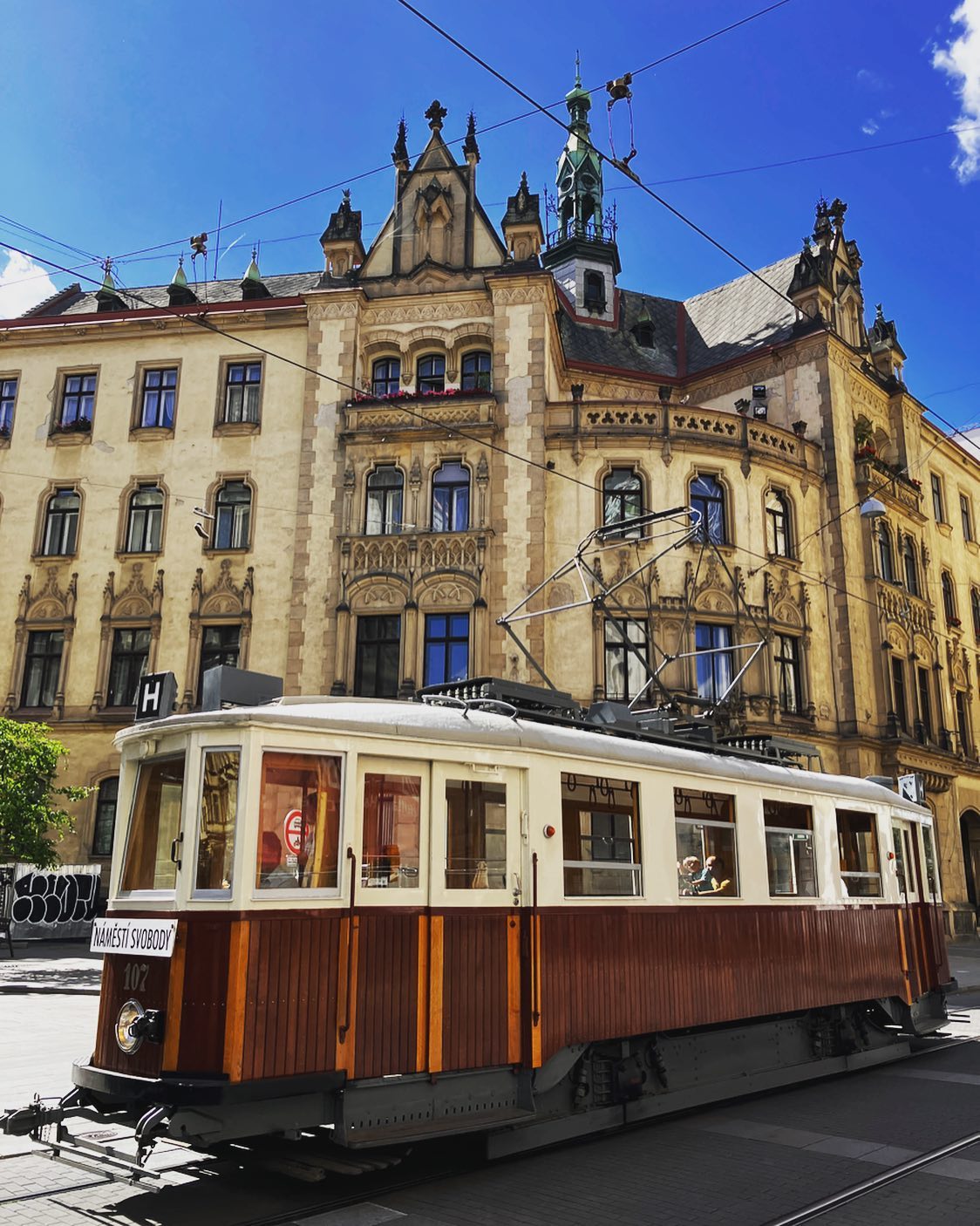 Historische Straßenbahn oder auch "šalina" aus 1943. Sie fährt an jedem Sommerwochenende durch die Brünner Altstadt.
Das Wort "šalina" kommt aus dem Brünner Stadtdialekt und hat seinen Ursprung vermutlich in der Bezeichnung "Scheiße Linie". Die erste Straßenbahn in Brünn war nämlich eine Pferdebahn.
#historischestrassenbahn #straßenbahn #tram #šalina #brno #brünn #neugotik #wochenende #sommer #reisen