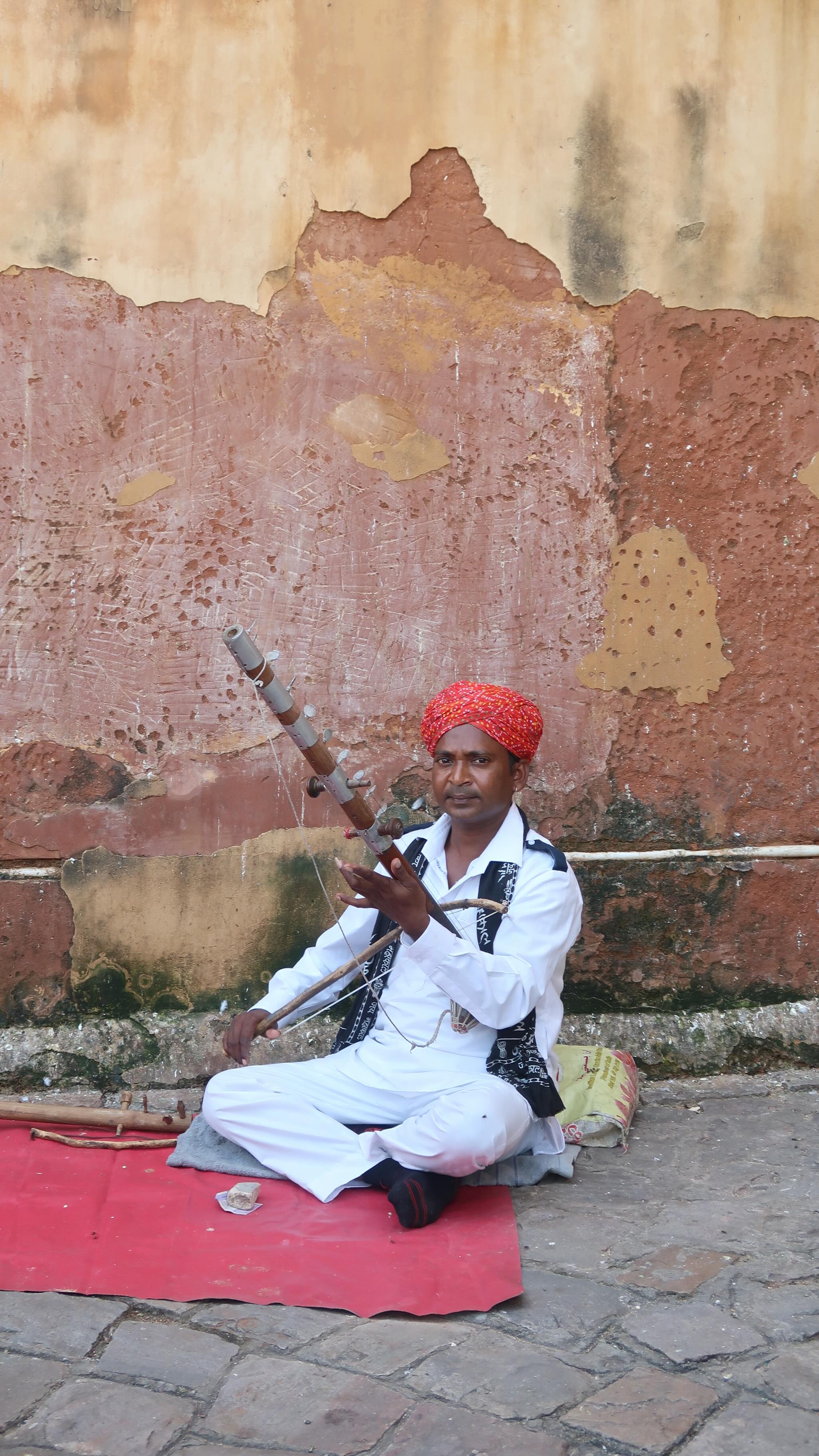 A última paragem da viagem foi em Jaipur.
O marajá Sawai Jai Singh II fundou a cidade em 1727 tornando-a a capital do estado do Rajastão. Sonhou com uma cidade onde pintores, artesãos, joalheiros e tecelões de todo o Império tivessem liberdade criativa para desenvolver a sua arte. Passados três séculos, o sonho perdura de forma magistral.
Leiam o roteiro completo através do link na biografia.
#DiáriodeBordo #newblogpost #travelblog #India #Jaipur