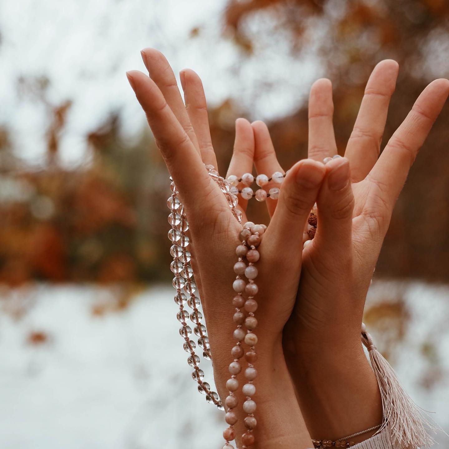 Lotus Mudra 🪷
Mudras wurden ursprünglich entwickelt, um deine Lebensenergie (Prana) zu erheben und so Befreiung (Mukti) zu erreichen.
Die Lotus Mudra ist dem Herzchakra zugeordnet & fördert die Entwicklung von Selbstliebe & Selbstvertrauen.