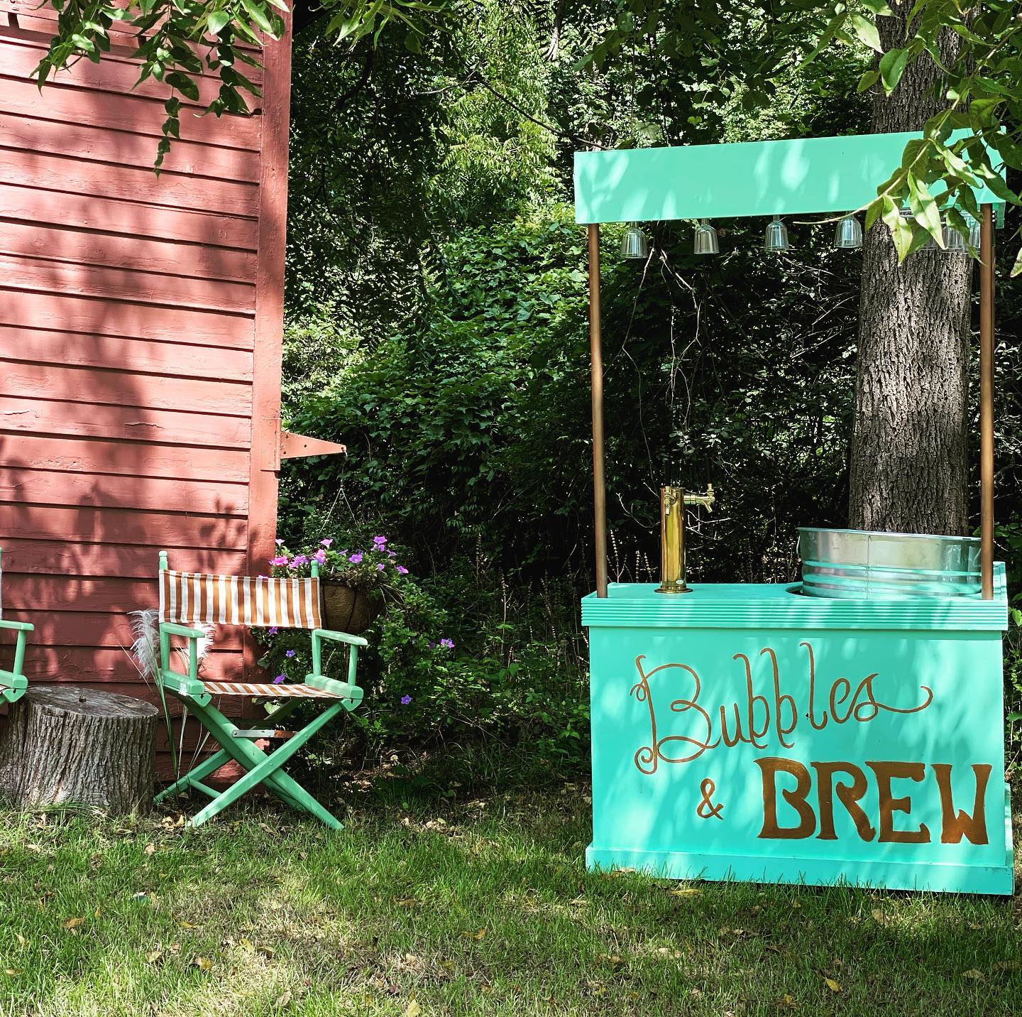 Cheers to Monday 🥂 (and this great find-a-shady-spot-for-some-day-drinking kinda weather) #summervibes #hudsonvalleyweddings #hudsonvalleyevents