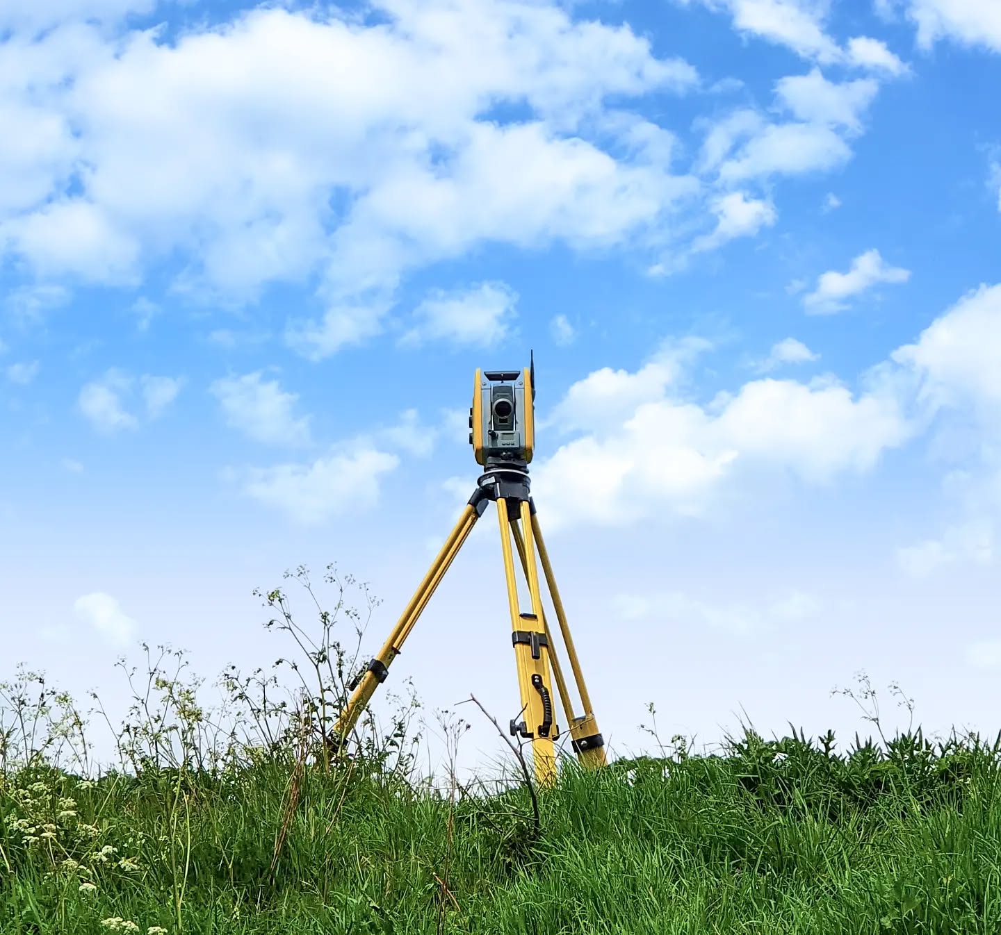 Conducting field measurements amidst natural surroundings.
.
.
.
.
.
#Trimble #Surveylife #Topografia #Surveying