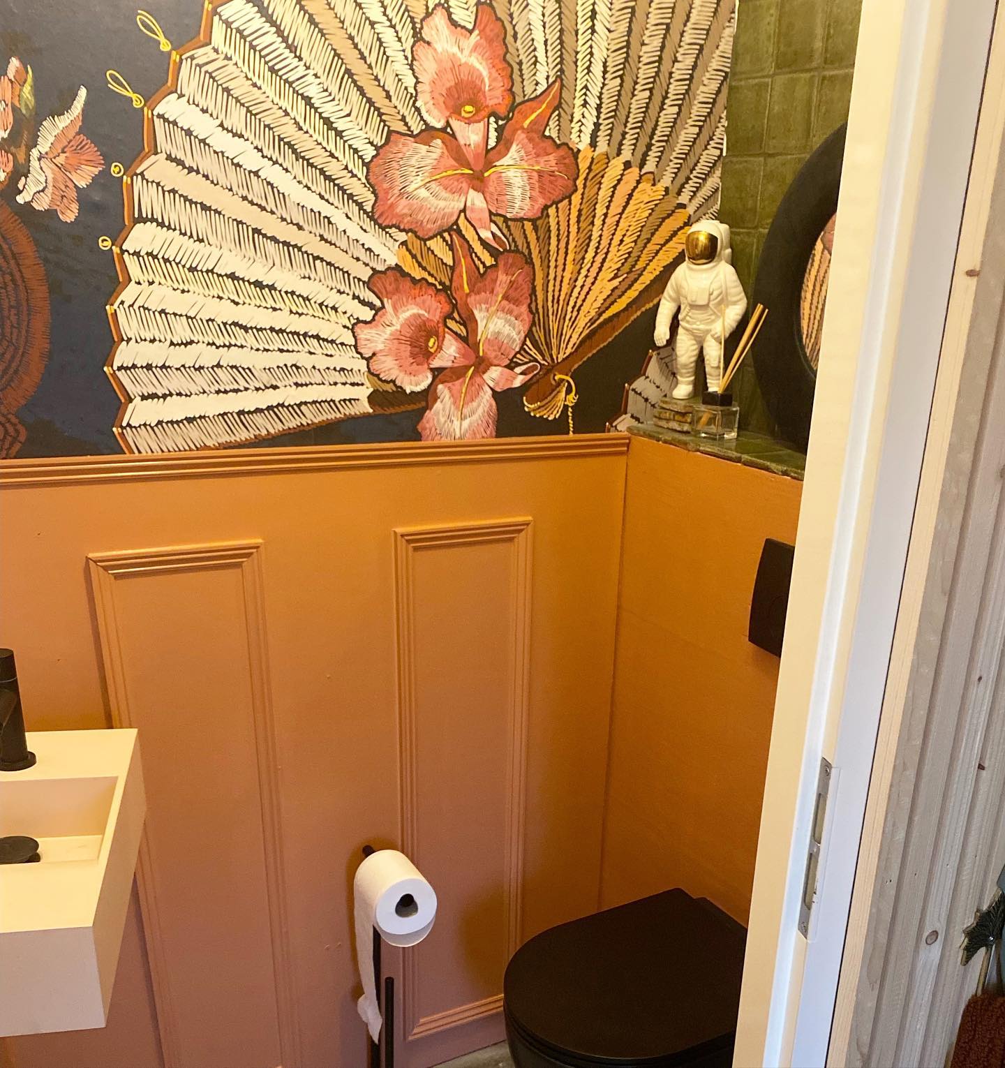 Toilet @ home
#redearth #farrowandball #housepainter #housepainteramsterdam