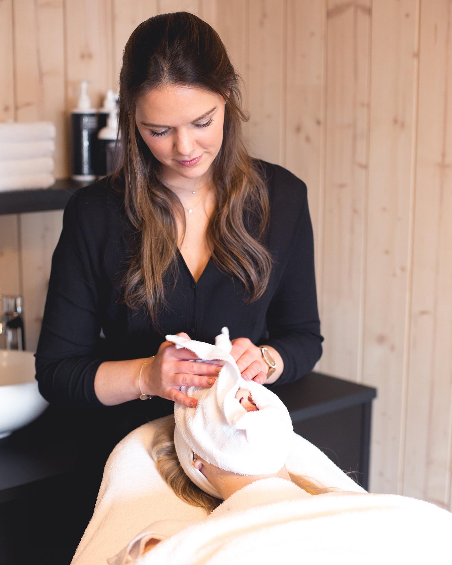 Leg jij jezelf vaak genoeg in de watten? ☁️
Over het algemeen nemen mensen te weinig tijd voor zichzelf.
Las daarom geregeld een me-time momentje om je helemaal te ontspannen 🧖🏽♀️
Boek je afspraak online op beautybyeline.be
#qualitytime #skincare #dermalogica #lievegem