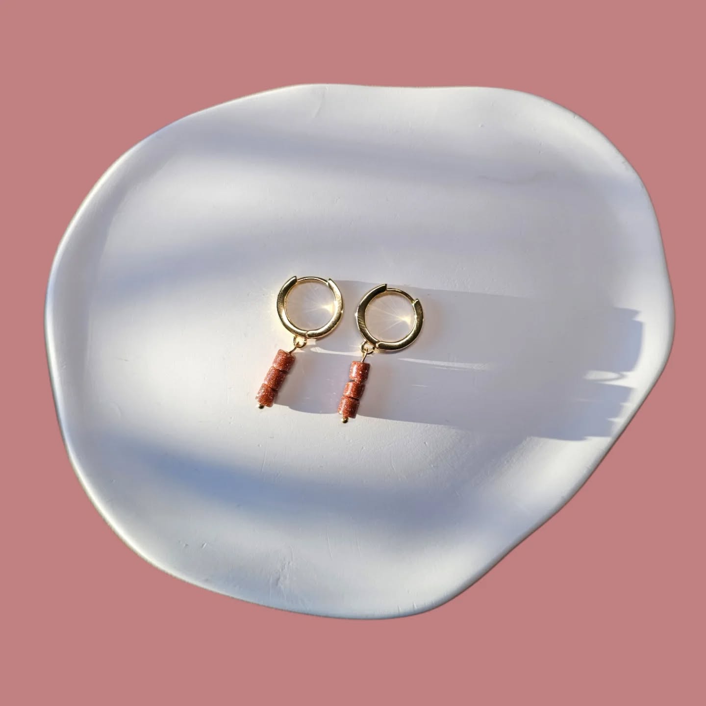 SOLD! de 18K vergulde oorbellen van 925 Sterling zilver met verfijnde kraaltjes van goudsteen ♡
Deze klant had ze gespot bij @lab.bysuus, en had spijt dat ze ze niet meteen gekocht heeft. Achteraf stuurde ze me een bericht dat ze ze alsnog wilde. Geen probleem, ga ik natuurlijk regelen!
Goudsteen (Goldfluss), een synthetische steen, staat bekend om het geven van kracht, energie en een positieve instelling, helpt bij ambitie en het bereiken van doelen, en zou fysiek de maag, nieren, voortplantingsorganen en prostaat ondersteunen, de ademhaling verbeteren en helpen bij concentratie.
De oorbellen zijn door mij met de hand gemaakt en van hoogwaardige kwaliteit en daardoor duurzaam; ze gaan langer mee. Perfect om dagelijks te dragen of als bijzonder cadeau aan iemand die je liefhebt.
Benieuwd of deze oorbellen bij je passen? Kom ze in het echt bekijken bij @lab.bysuus.
Wil je een sieraad op maat? DM me.
Liefs,
Robin
📷: @mr.brokeh