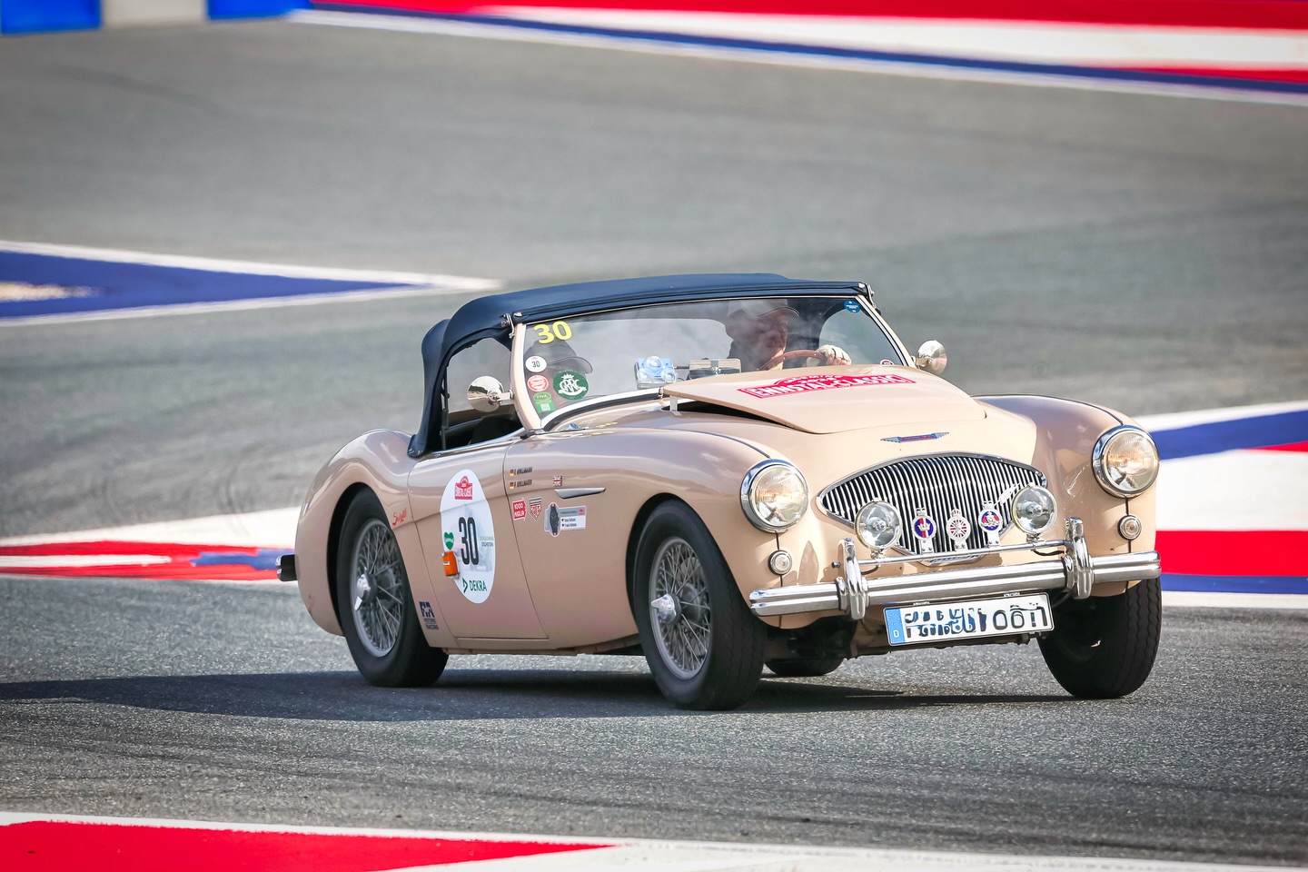 The „Racing Queen“ at the Red Bull Ring near Salzburg, where we were allowed to do a few laps on the Formula 1 racetrack during the Ennstal-Classic. The Ennstal-Classic is Austria’s most famous classic car rally. 200 vehicles up to 1972 during „driving in the last paradise“. Our Austin Healey 100/4 BN1 in Coronet Cream was there. Photos: Official Photographer srls @EnnstalClassic #AustinHealey #CoronetCream #Oldtimer #ClassicCar #RacingQueen
