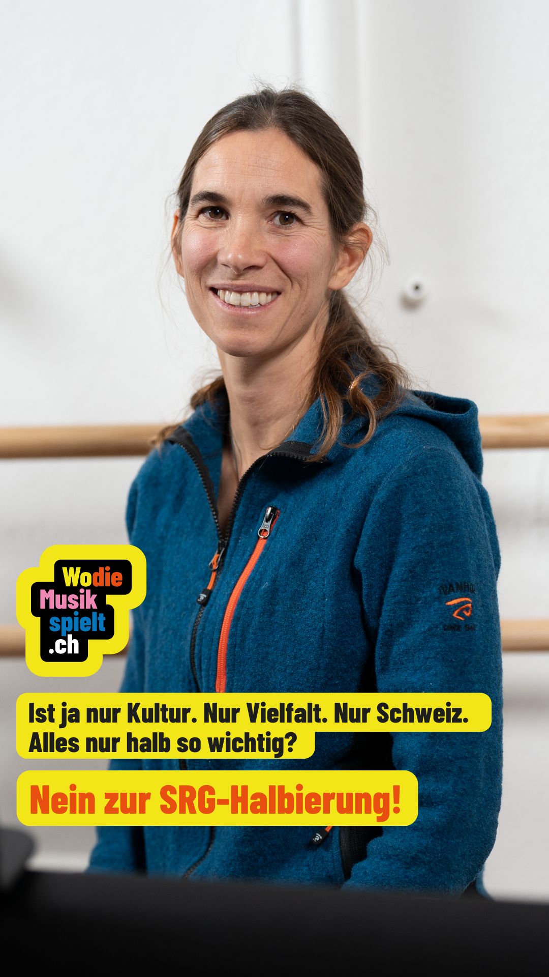 Musikalische Bildung braucht Öffentlichkeit.
Lena Schönewald spricht darüber, warum Sichtbarkeit für Kinderchöre und musikalische Arbeit mit jungen Menschen entscheidend ist.
Wenn öffentliche Bühnen kleiner werden, trifft es zuerst den Nachwuchs – dort, wo Musik wächst, weitergegeben wird und Teil des Alltags ist.
Musik braucht Bühne.
Bühne braucht Sichtbarkeit.