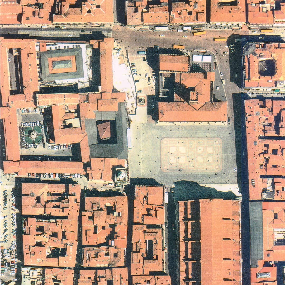 Tra il 1988 e il 1989 i professionisti di ASP.ILT, l'Arch. Stefano Piazzi e l'Ing. Luigi Tundo, all'epoca facenti parte dello Studio Cuppini e Associati (di cui ASP.ILT é erede), hanno partecipato, insieme al Prof. Arch. Giampiero Cuppini, alla realizzazione della nuova pavimentazione di Piazza Maggiore, angolo Piazza Nettuno. Essi si sono occupati della redazione del progetto esecutivo. Il grande progetto di Piazza Nettuno, che ha portato alla realizzazione del tracciato di Costantino Dardi, ha coinvolto anche i lavori per la rifunzionalizzazione della Sala Borsa, a cui hanno partecipato grandi professionisti del panorama Bolognese.
.
.
Foto del 1989.
.
#bologna #bolognawelcome #igbologna #igersbologna #igitaly #igersitalia #volgobologna #vivobologna #italia #viaggionellabellezza #arte #architettura #emiliaromanga #vivobologna #vivoemiliaromagna #igersemiliaromagna #architetturaitaliana #italy #piazzamaggiore #nettuno #piazzanettuno #palazzodelpodestà #palazzodaccursio #comunedibologna