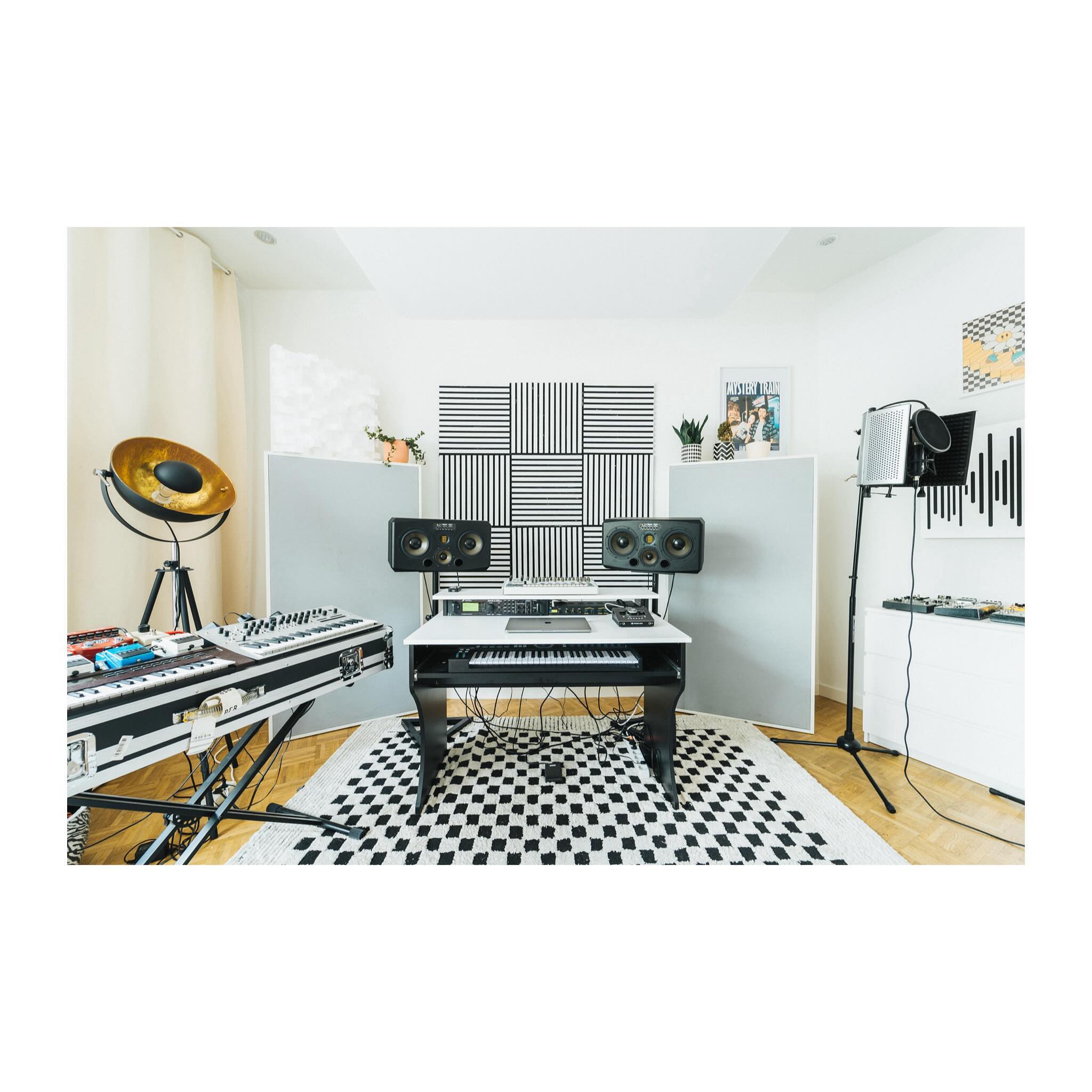 This bright studio room is looking for users this summer. Do not hesitate to contact us if you are looking for an inspiring space for your sessions. ✨
⬜️⬛️⬜️
⬛️⬜️⬛️
⬜️⬛️⬜️
📸 @harrisaynevirta