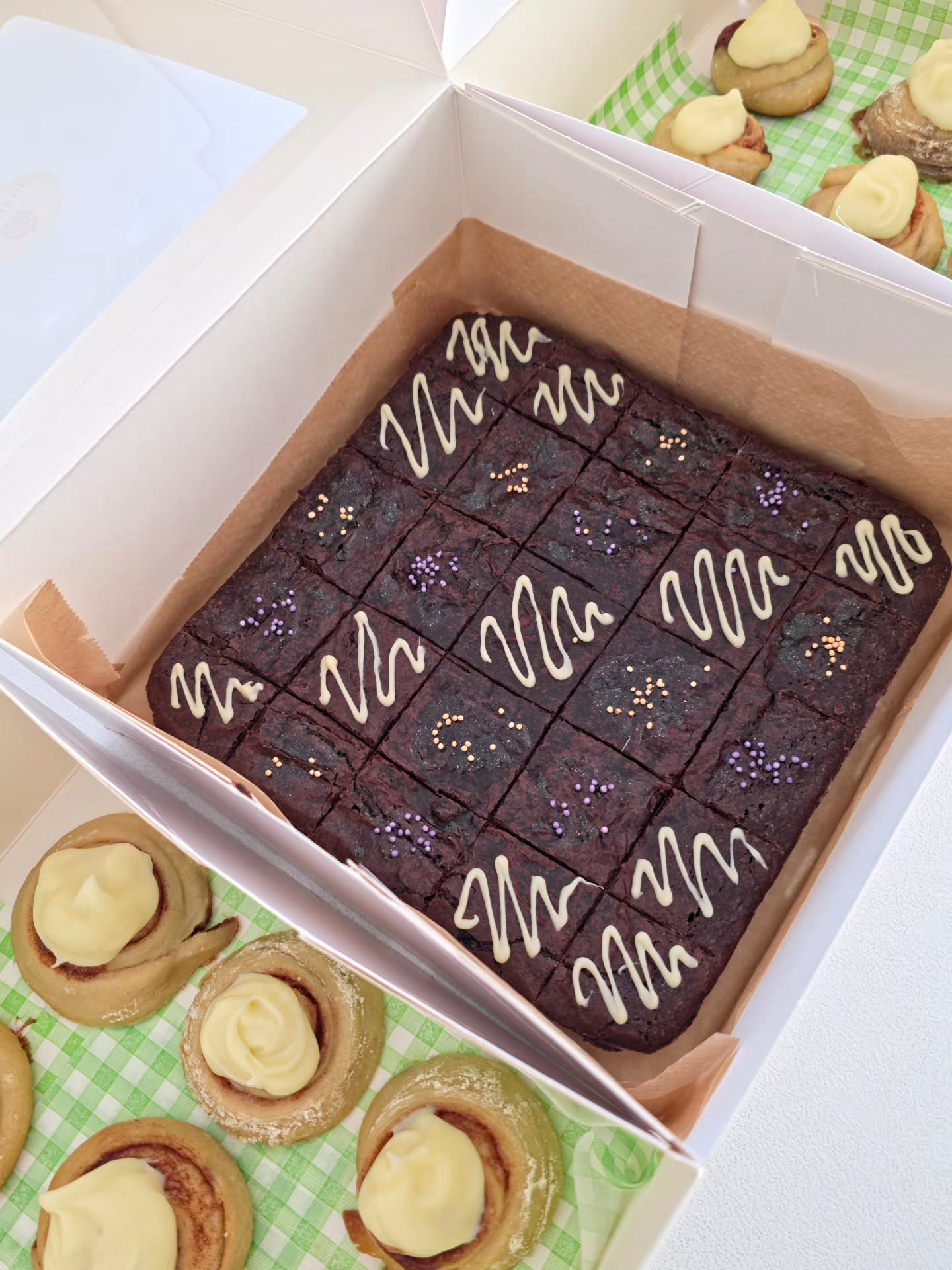 Bites? Yes please!
Voor een high tea is alles gewoon véél leuker in mini-formaat. Dus ik maakte van 6 cinnamon rolls maar liefst 18 cinnamon roll bites! En van 16 brownies werden het 25 mini brownie bites.
Klein, schattig en gevaarlijk lekker… want je pakt er “per ongeluk” altijd nog eentje ☺️❤️