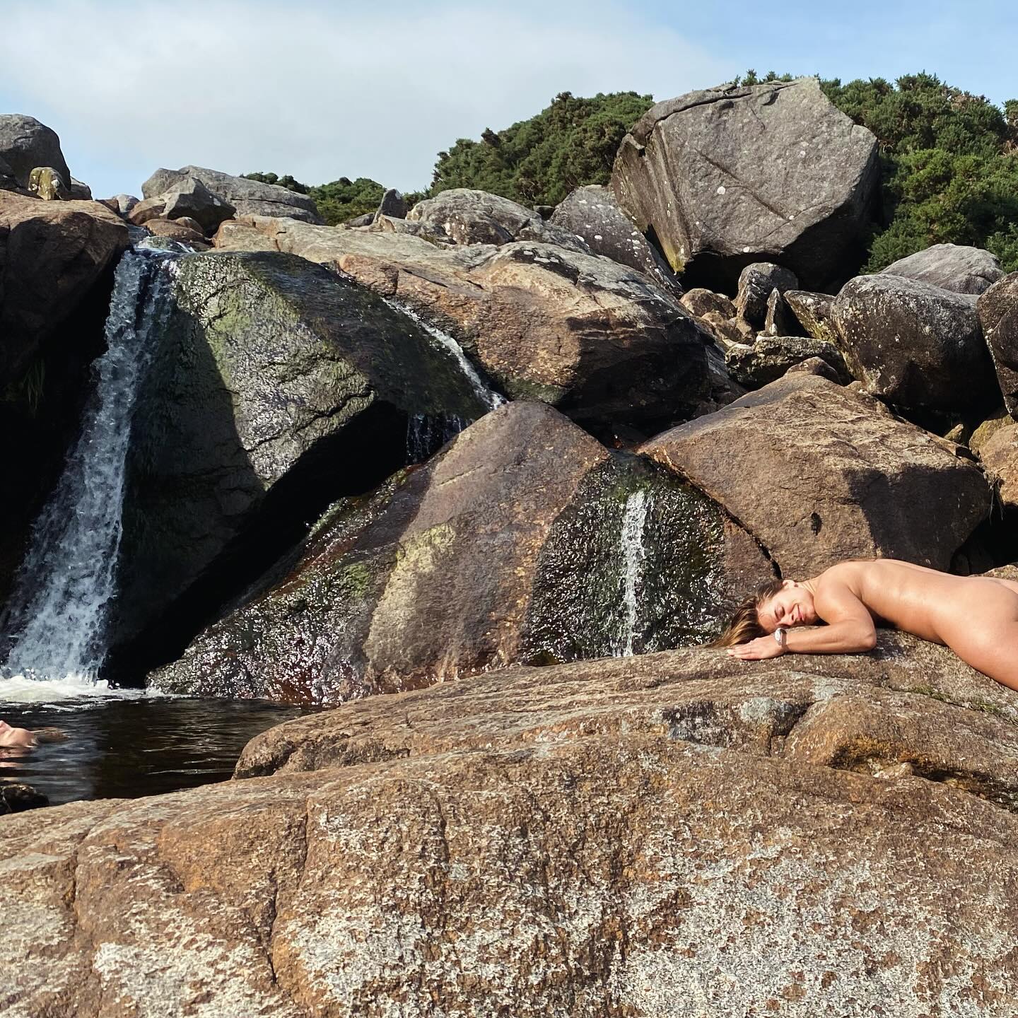 i’m experimenting with new ways of holding space these days. licking the edges of insanity, stepping foot into dark alleys. how can i allow myself&ask to be held to hold more? for some time now there is a knowing that i will have to descend once again to the underworld. it’s a returning before forwarding.
edgy is my kink these days, here to share some words with you.
sitting in the longing to be surrendered completely;
unburdened, unraveled, swept undone.
slowly boiling my raw edges
in sweet honey and milk.
i want you to hold me in your ever-changing essence,
in your rock solid core.
i want you to hold me so i don’t know where i end,
and where you begin.