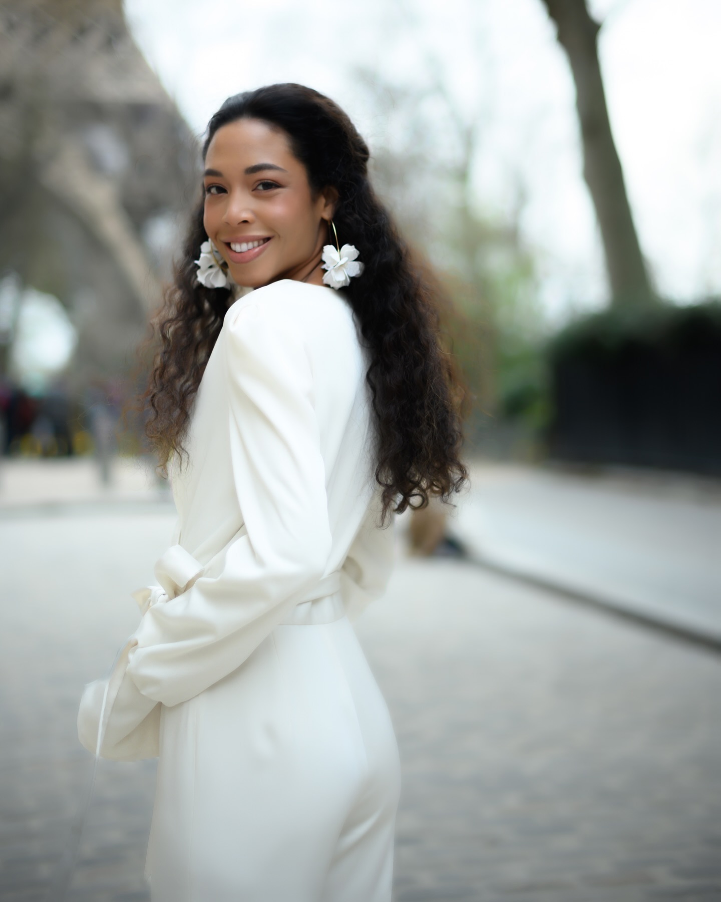 • AUTHENTIC •
Halte heute die Augenblicke fest, die morgen Dein Herz erobern.
Ich bin Sandra Schröder, Eure Hochzeitsfotografin für unvergessliche Augenblicke. Unserer Leidenschaft gilt zeitloser Eleganz und klassischer Schönheit, kombiniert mit authentischen Augenblicken.
Mein Team & ich sind spezialisiert auf luxuriöse Hochzeiten und schaffen einzigartige Erinnerungen für unsere Paare.
Eure Hochzeitsmomente verdienen höchste Qualität – und genau das bieten wir.
Möchtet Ihr mehr erfahren? Schreibt uns auf www.sandraschroeder-weddings.com.
#contentexperienceparis #slcontentexperience
#abcontentexperience #fineweddings #weddinginspiration
#pariswedding
#weddingphotographer #weddingtrends #hochzeitstrends #hochzeitsfotografin #magdeburgfotograf #luxuryweddingplanner #luxuryweddingphotographer #elopementlove #luxushochzeit #luxurylife #luxury #hautecouture #belovedweddingstories #destinationwedding #luxurywedding
📸 @sandraschroeder.weddings
Teamwork @casa.insights & @the.white.weddings
Editorial
planning & organisation & design: @alinabernsteiner_weddings host photographer & design: @stefanielangeweddings / @stefanielangeeducation gown: @ritualunions
hair & make-up:@slmakeupandhair models: violainefrederique & @anntemkina stationery: @annasart.grafikstudio
jewelry: @dilaaccessoires flatlay background: @marryandlilo