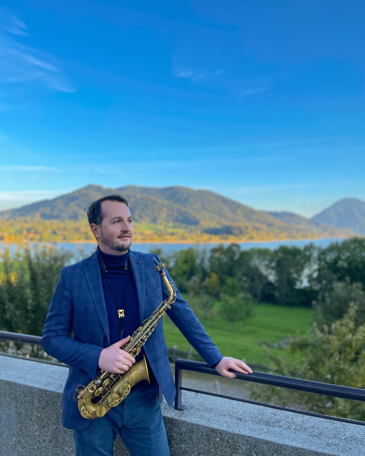 Oktober in Bayern 😎🤗🎵🎷 #herbst #autumn #saxophone #saxophoneplayer #tegernsee Photo: @fraunoskova